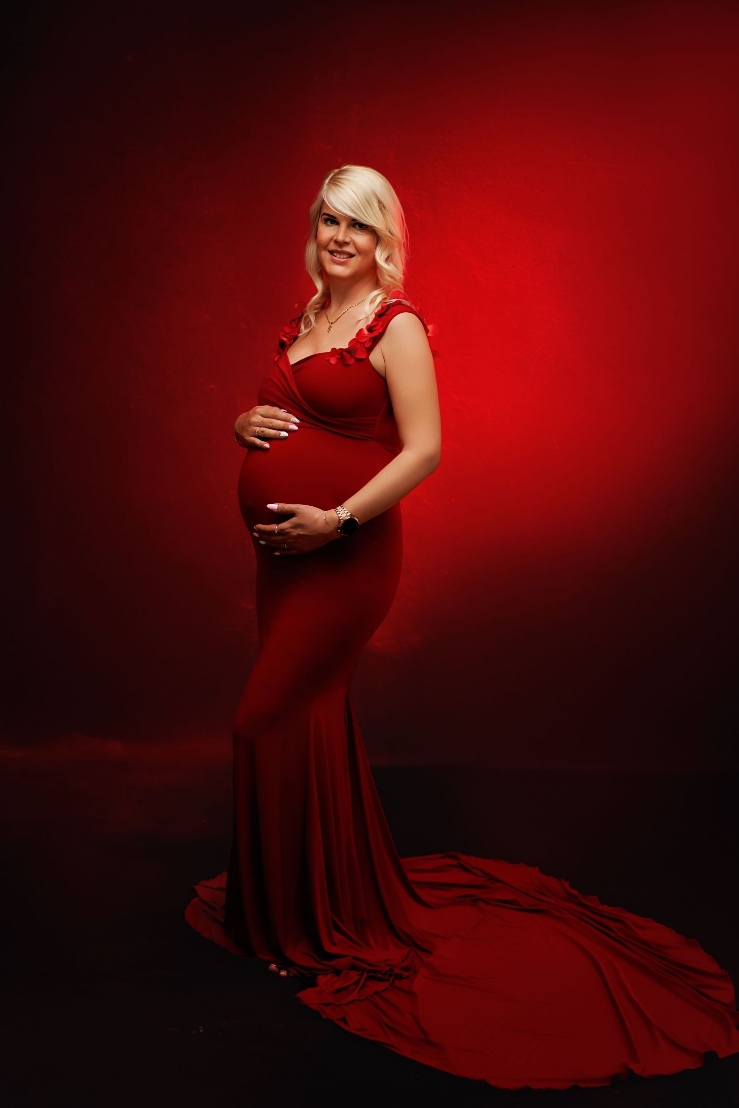 Punane liibub beebiootuskleit beebiootuse fotosessiooniks. Fotostuudios Tallinnas Beebiootuse fotograaf Evelin Talvar