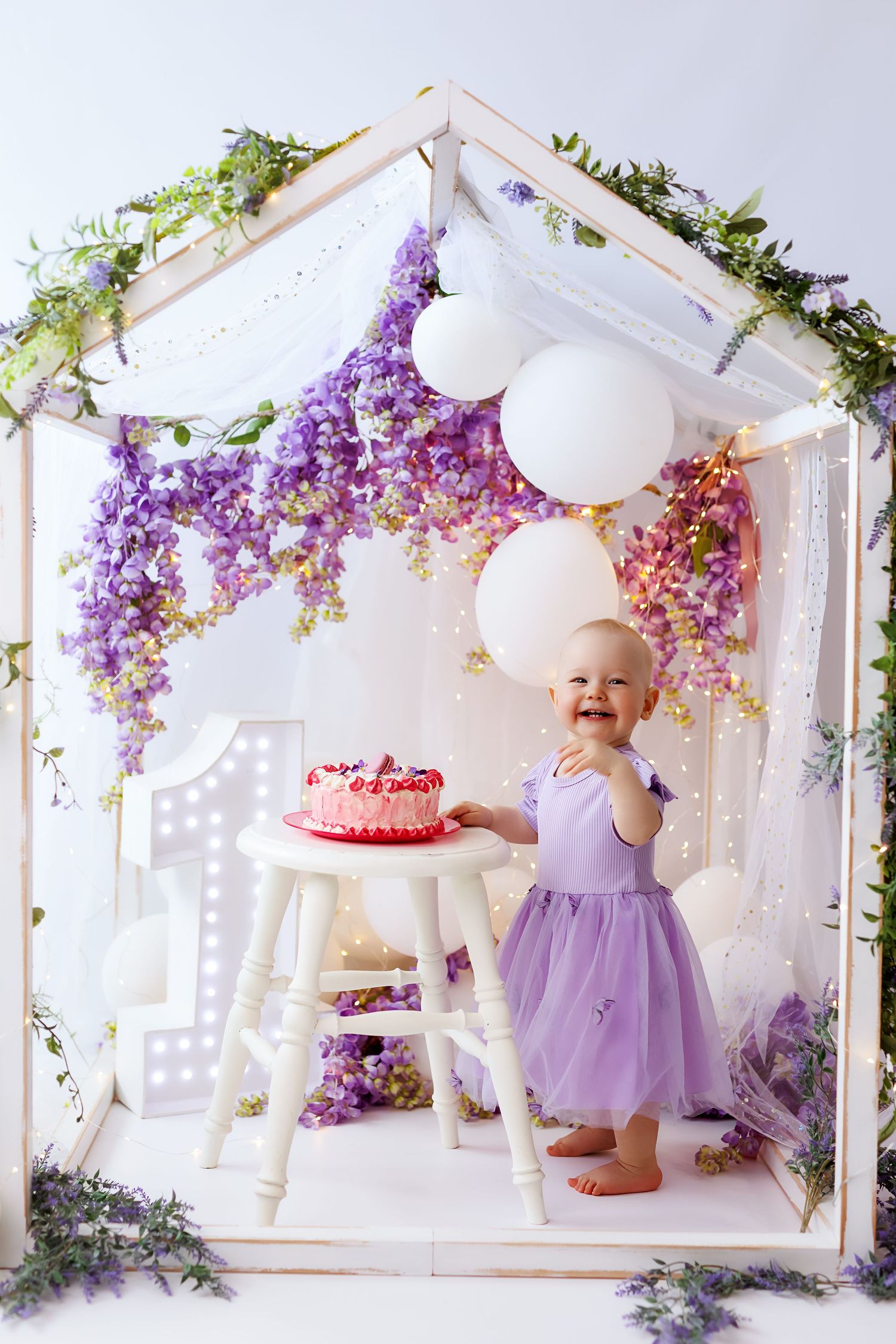 Laste sünnipäeva fotosessioon perega hubases fotostuudios TAllinnas. Fotograaf Evelin Talvar Cake smash.Lastepildid