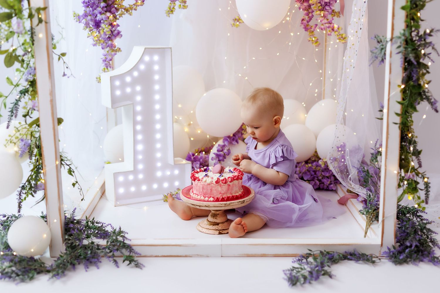 Laste sünnipäeva fotosessioon perega hubases fotostuudios TAllinnas. Fotograaf Evelin Talvar Cake smash.Lastepildid