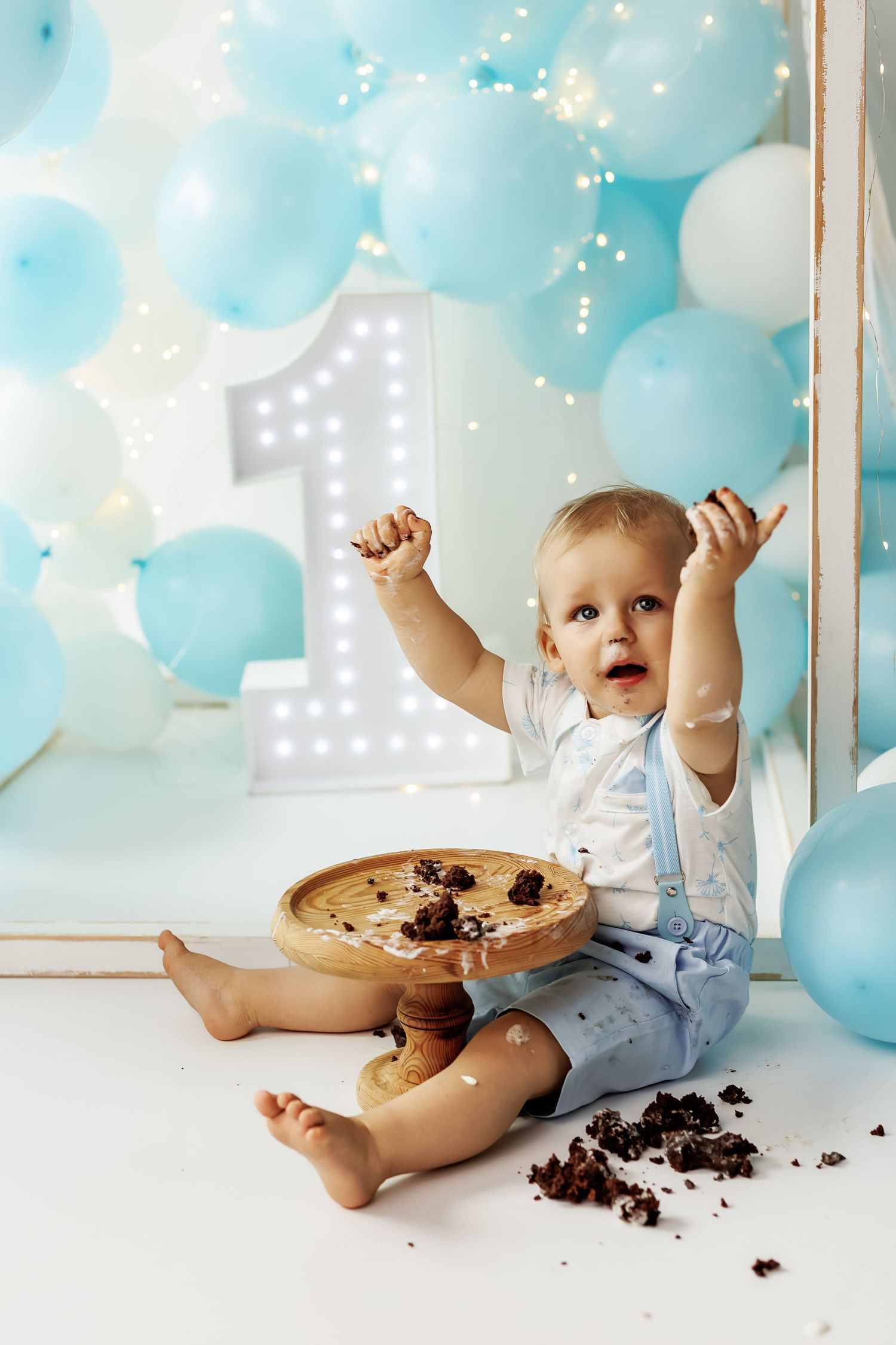 Laste sünnipäeva fotosessioon perega hubases fotostuudios TAllinnas. Fotograaf Evelin Talvar Cake smash.Lastepildid
