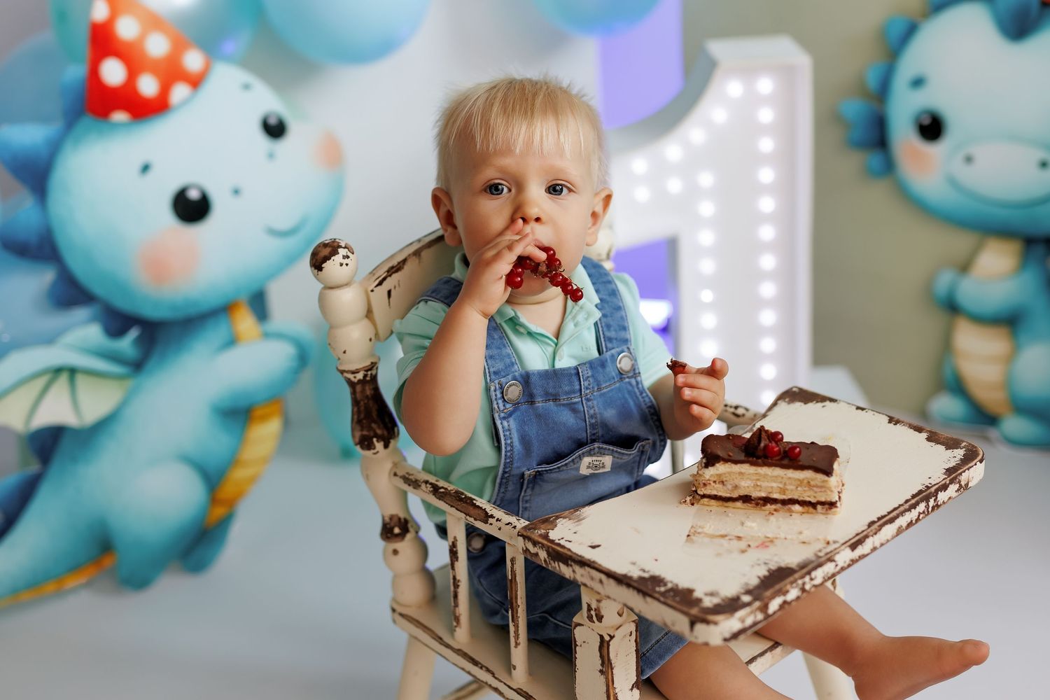 Perepildid fotostuudios. Fotosessioon. Lapse esimene sünnipäeva fotosessioon Tallinnas. Lastefotograaf Evelin Talvar Cake smash