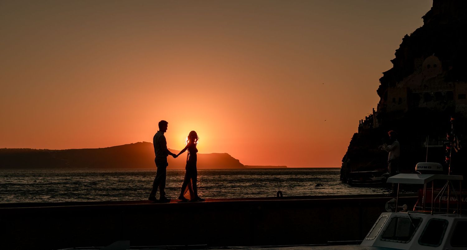 Romantic couple enjoying a sunset lifestyle session in Santorini, candid and natural 🌅