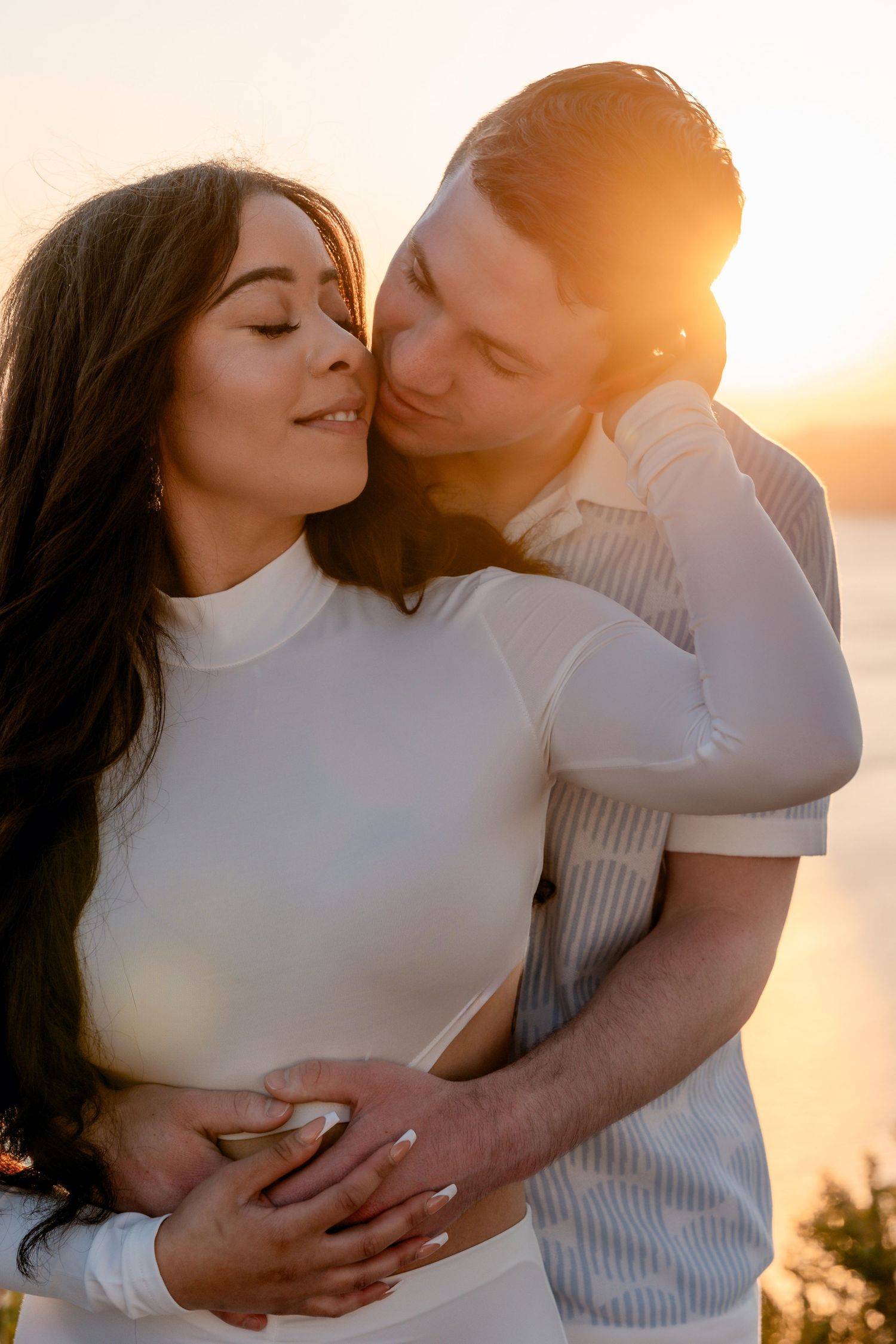 Romantic couple enjoying a sunset lifestyle session in Santorini, candid and natural 🌅