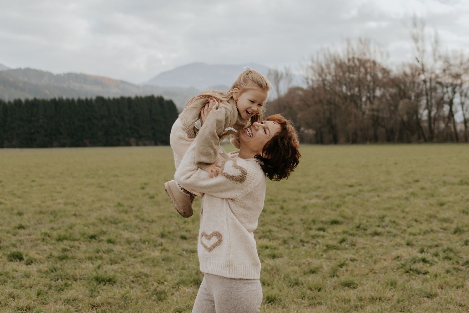 Ehrliche Familienfotografie im Freien in einer malerischen Berglandschaft.