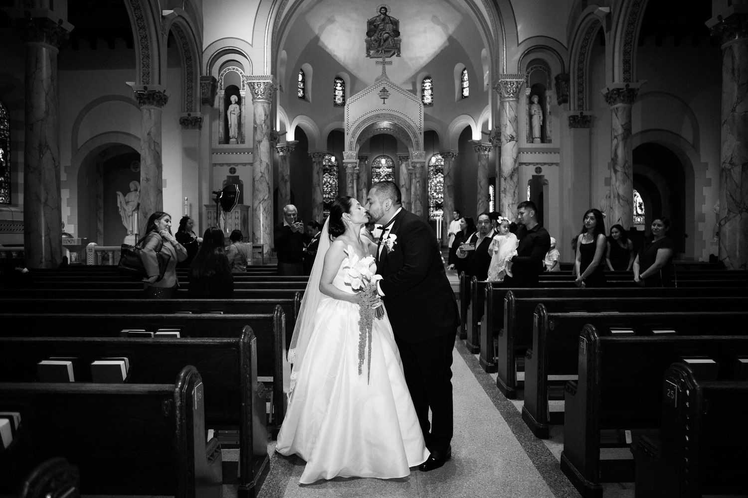 Novios besando frente al altar.