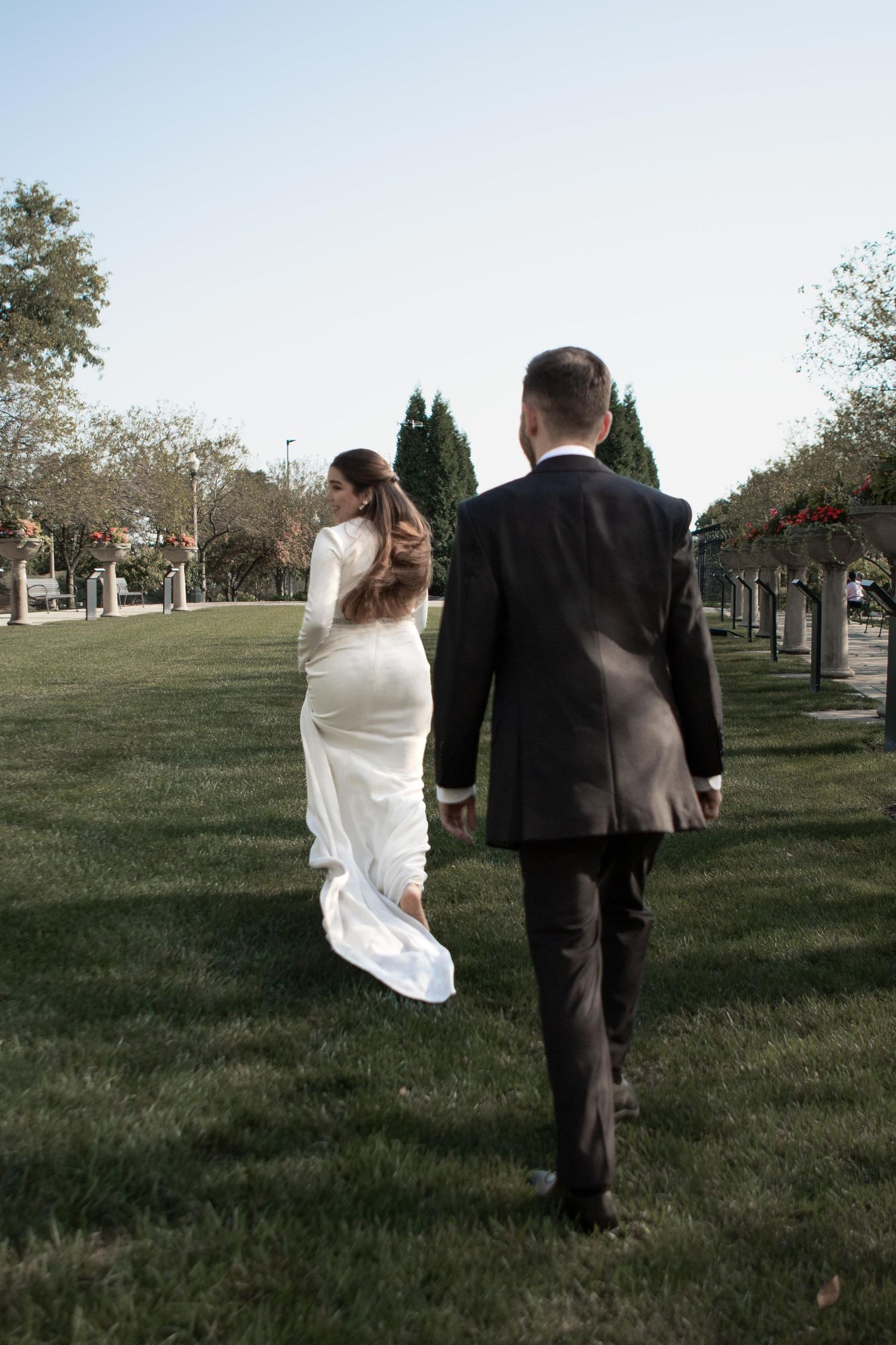 Novios corriendo en jardines de Chicago