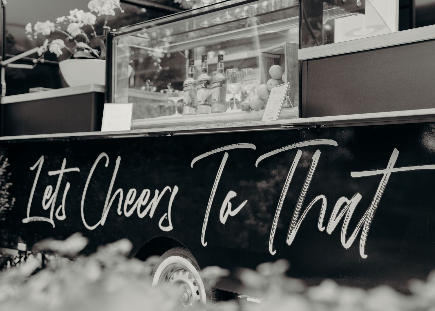 Lets cheers to that - bruiloft bij Peerke Donkers, Tilburg – bruidsfotografie, trouwdag, details, Nederland