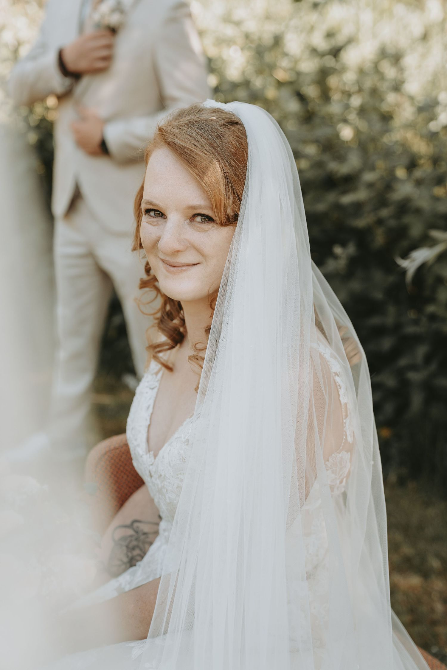 Elegante bruiloft met witte sluier in natuurlijke buitenlocatie – bruidsfotografie, trouwdag, Nederland