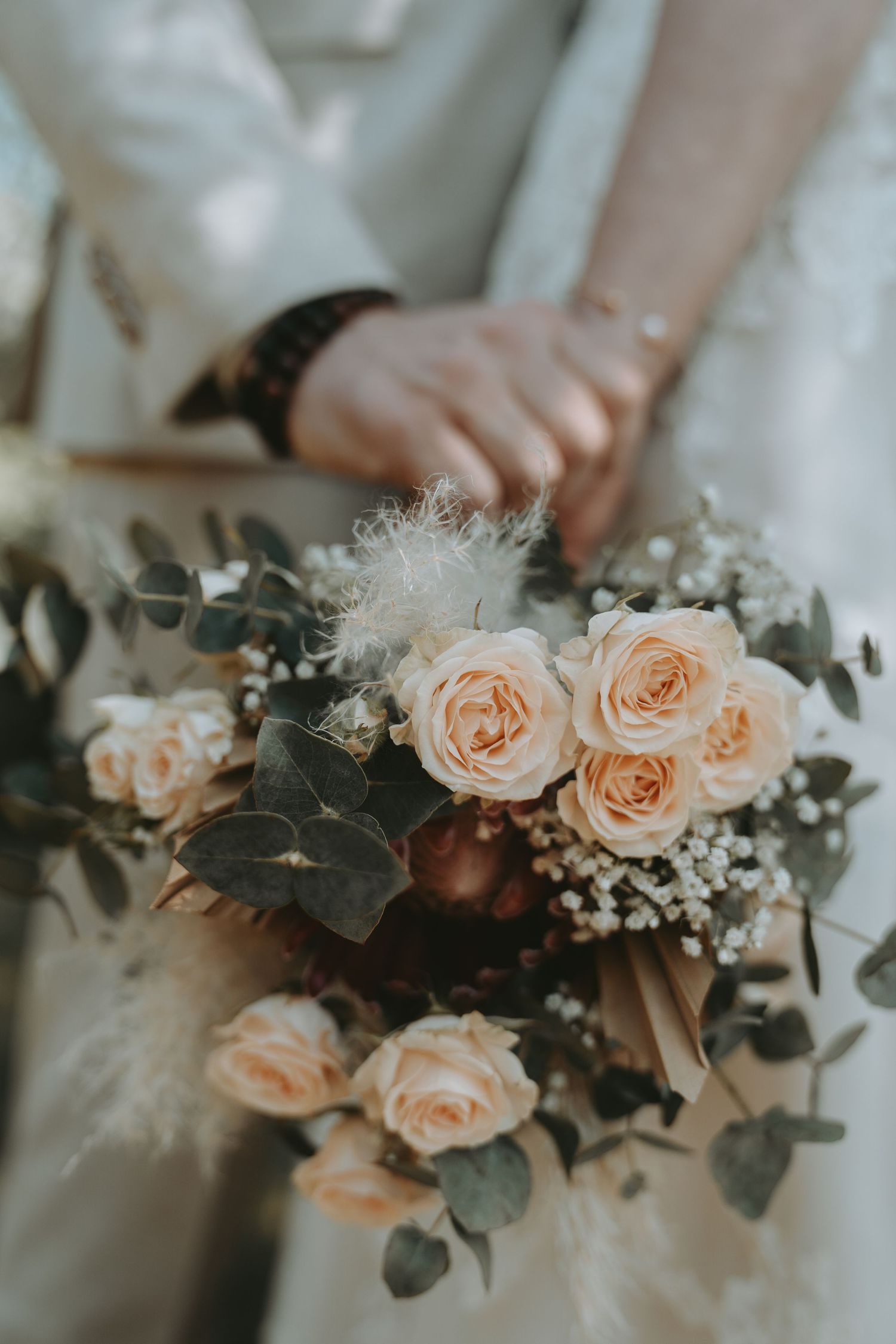 Bruidsboeket met perzikkleurige rozen en eucalyptus – bruidsfotografie, trouwdag, Nederland
