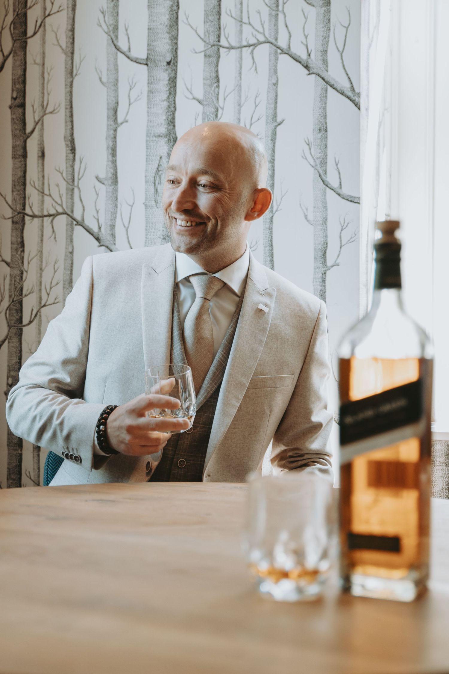 Bruidegom geniet van een drankje voor de ceremonie – bruidsfotografie, trouwdag, details, Dengh , Utrecht, Nederland