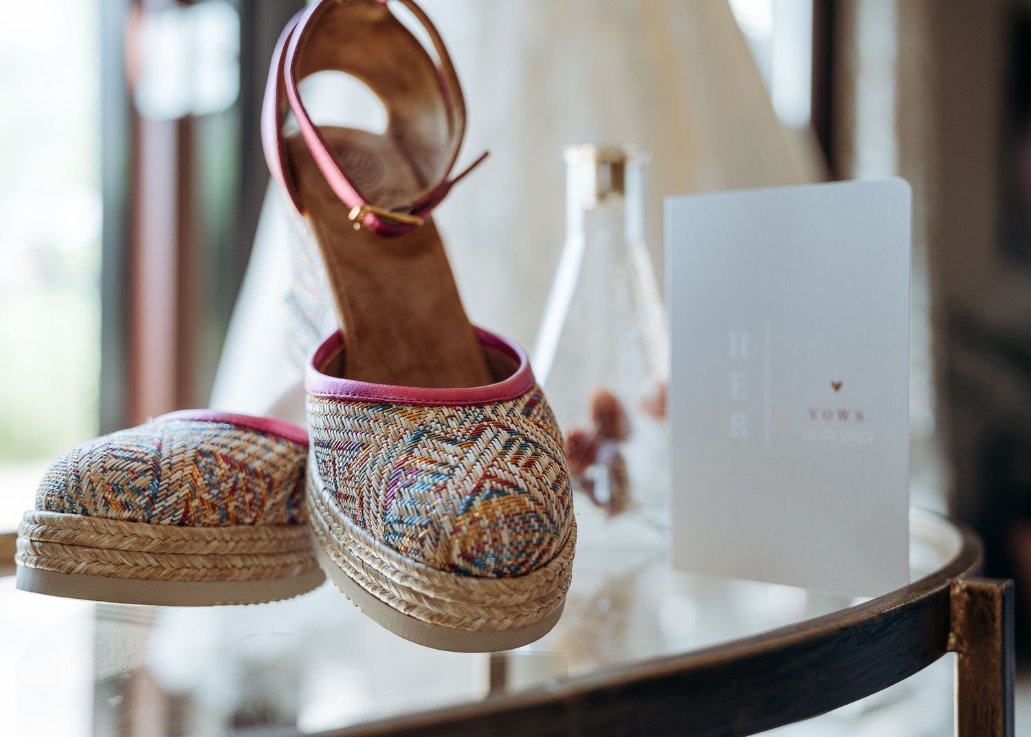 Elegante espadrille wedges met bloemdetails bij de trouwjurk – bruidsfotografie, bridal details, trouwdag, Nederland
