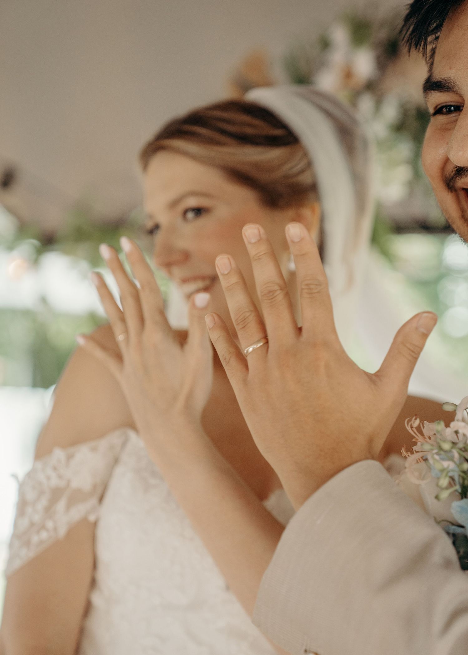 Bruidspaar toont trouwringen bij Peerke Donkers – bruidsfotografie, trouwdag, romantisch, Nederland