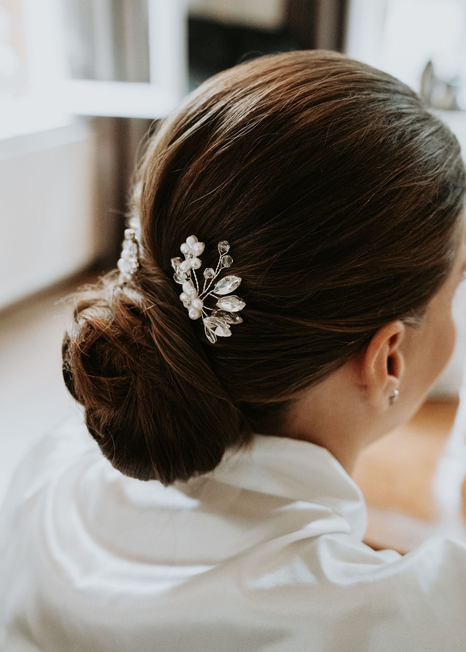 Elegante bruidskapsel met kristallen bloemhaaraccessoires – bruidsfotografie, bridal details, trouwdag, Nederland