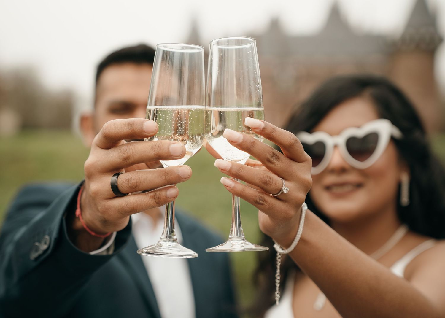 Proostmoment tijdens romantische bruidspaarshoot buiten Kasteel de Haar – bruidsfotografie, trouwdag, romantisch, Nederland