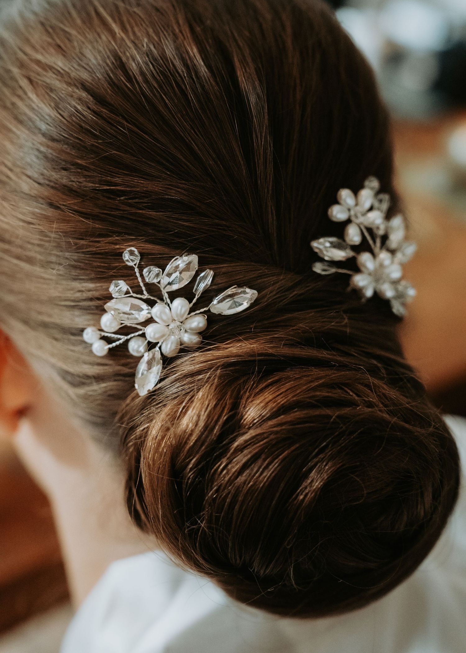 Kristallen bloemhaarspelden in een elegante bruidskapsel – bruidsfotografie, trouwfotograaf, bridal details, trouwdag, Nederland
