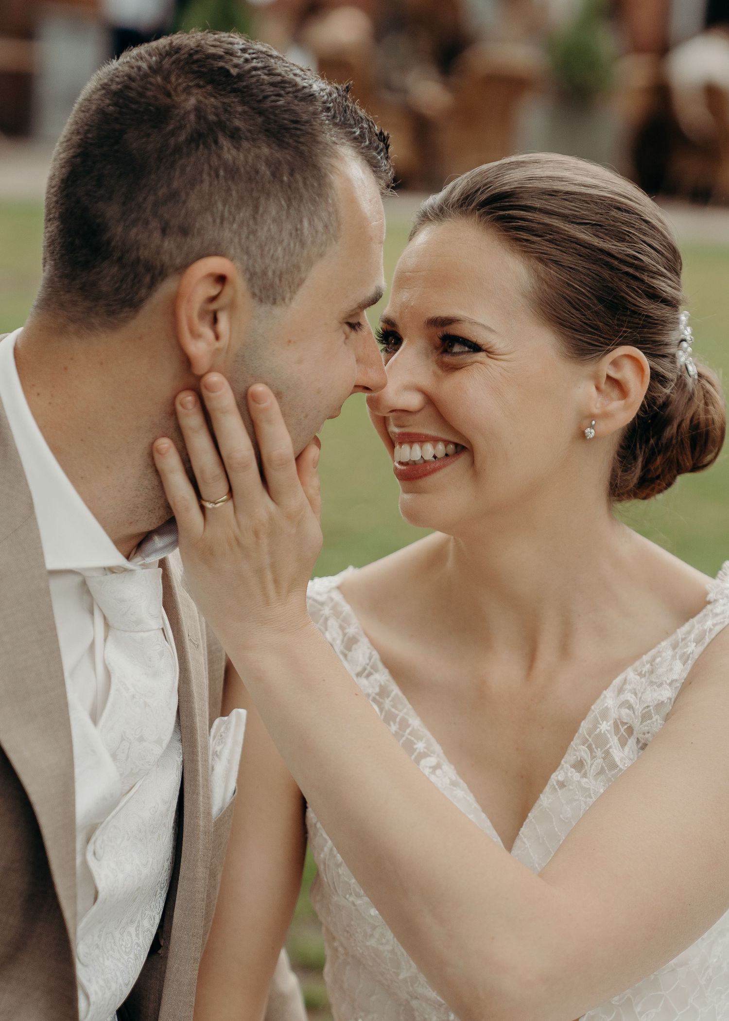 Intieme trouwportretten met liefdevolle momenten van pasgetrouwden, Klooster Nieuwkerk Goirle – bruidsfotografie, trouwdag, Nederland