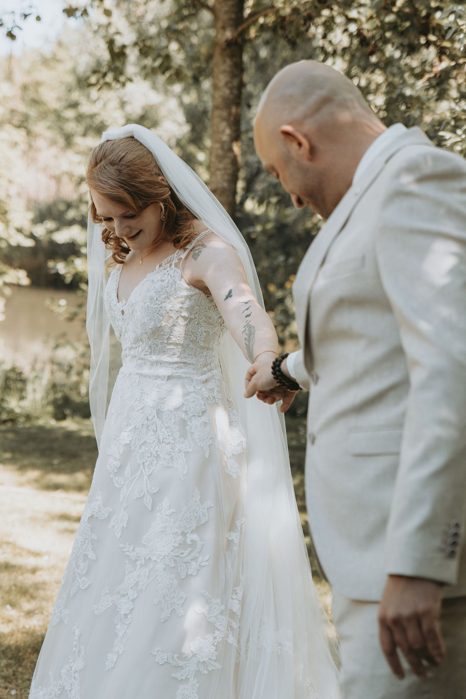 Spontane momenten van bruid in vloeiende kanten jurk tijdens buitenbruiloft, first look – bruidsfotografie, trouwdag, Nederland