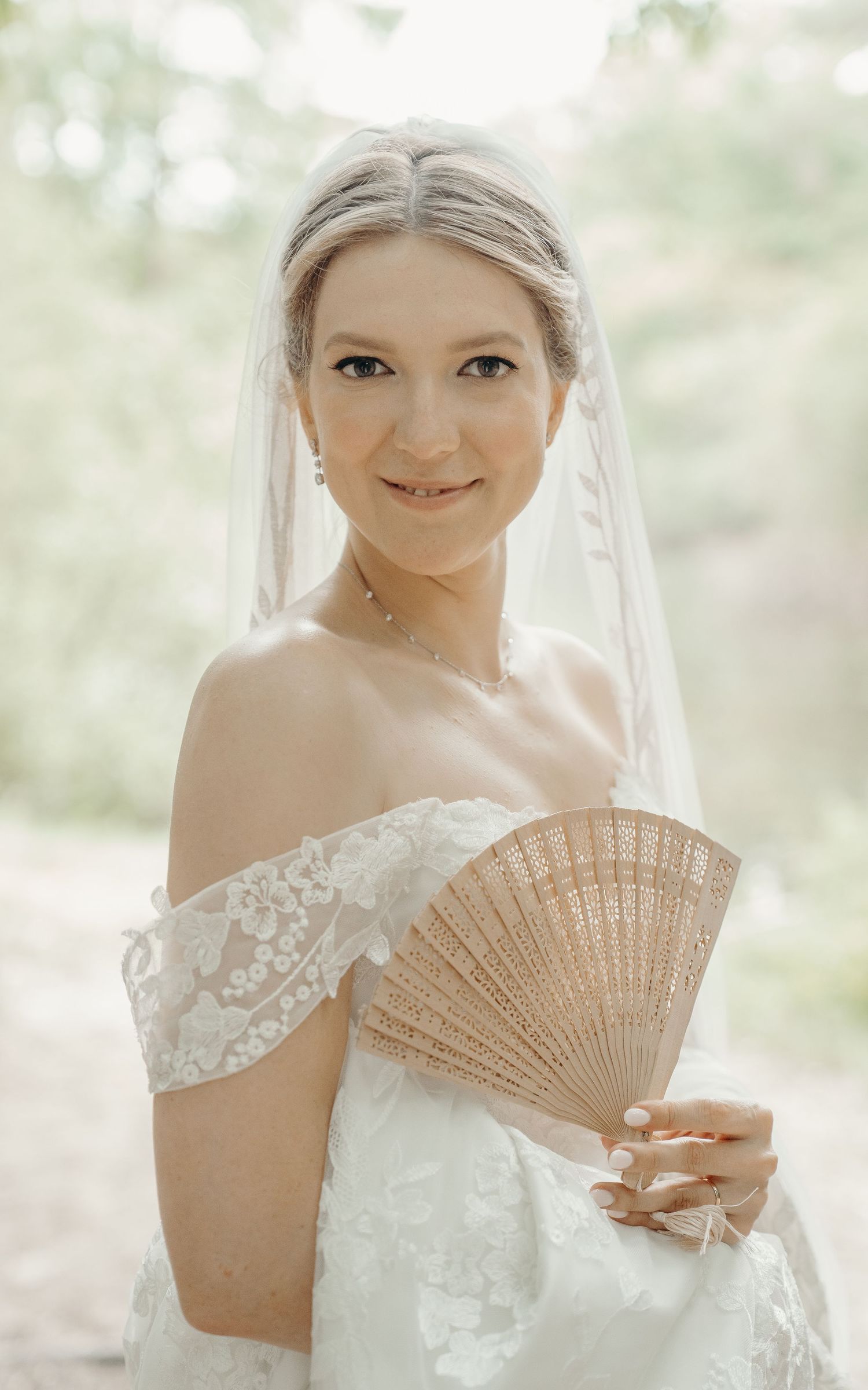 Dromerige bruidsportretten met off-shoulder kanten jurk – bruidsfotografie, trouwdag, Nederland