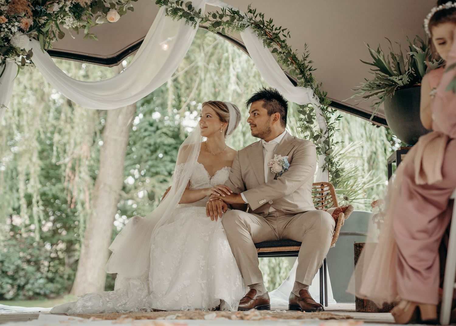 Romantisch moment tijdens ceremonie bij Peerke Donkers, Tilburg – bruidsfotografie, trouwdag, Nederland