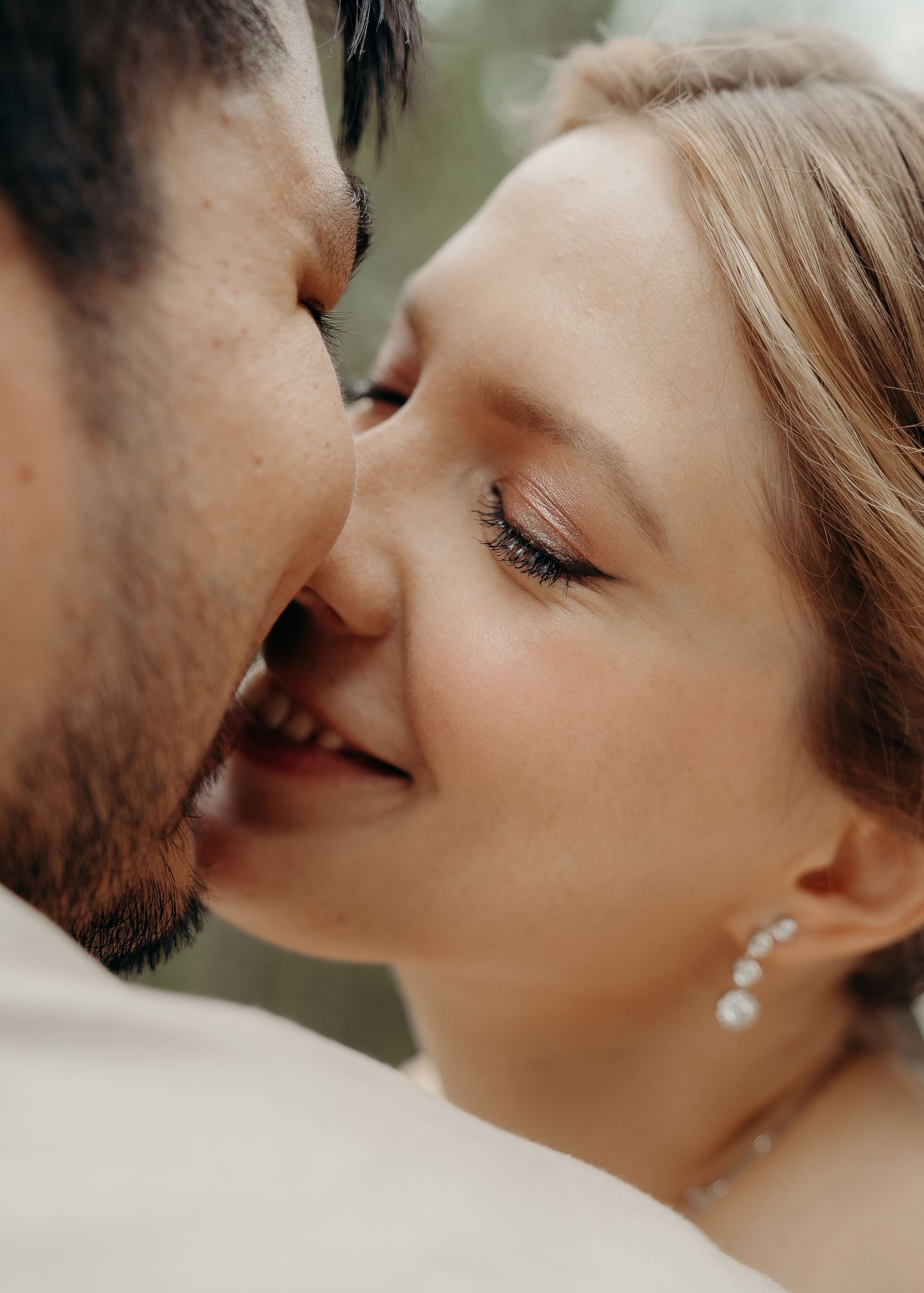Intieme close-up van bruidspaar op hun trouwdag – bruidsfotografie, liefde, Nederland