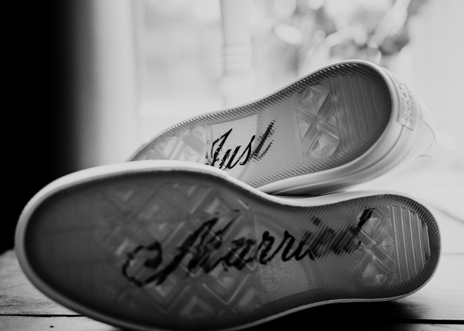 Zwart-wit foto van schoenzolen met 'Just Married' tekst – bruidsfotografie, bridal details, trouwdag, Nederland
