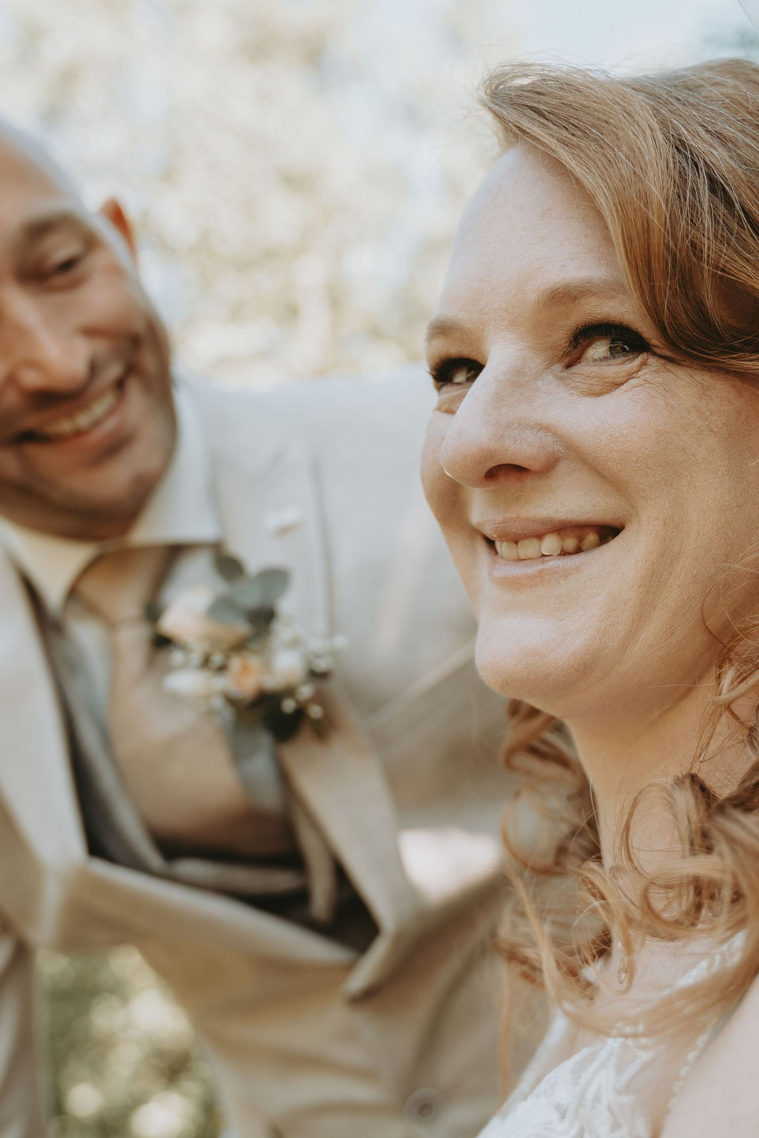 Candid trouwportret met zacht natuurlijk licht en oprechte emoties – bruidsfotografie, trouwdag, romantisch, Nederland