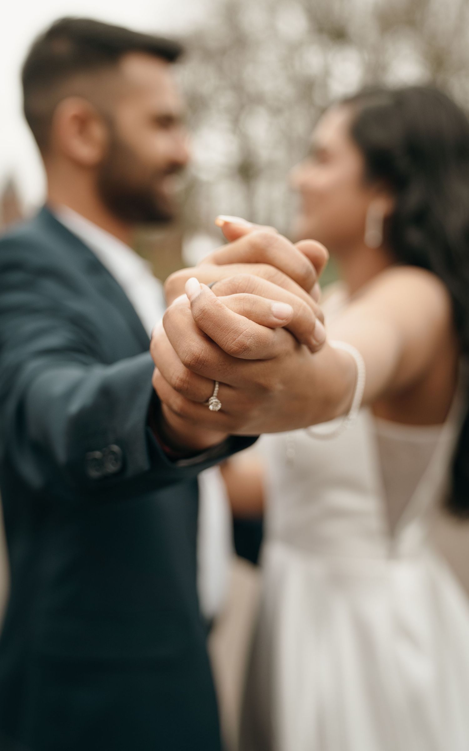Romantische bruidspaarshoot buiten Kasteel de Haar – bruidsfotografie, trouwdag, romantisch, Nederland