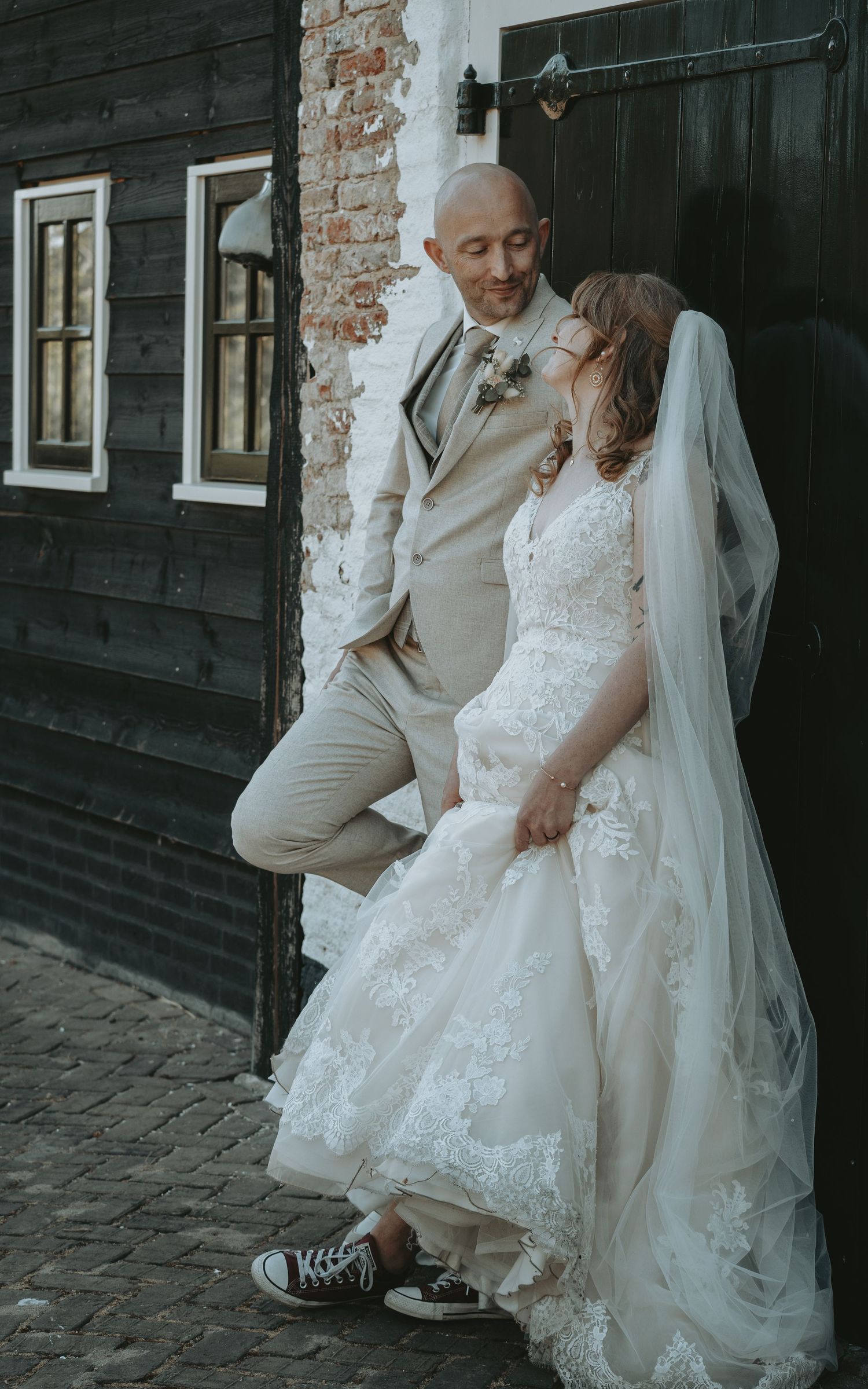 Romantisch bruidspaar bij rustieke bakstenen muur in Dengh, Utrecht – bruidsfotografie, trouwdag, Nederland