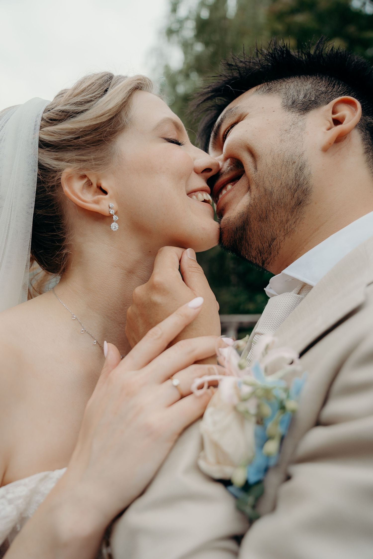 Close-up van een liefdevolle kus tussen pasgetrouwden – bruidsfotografie, trouwdag, romantisch, Nederland
