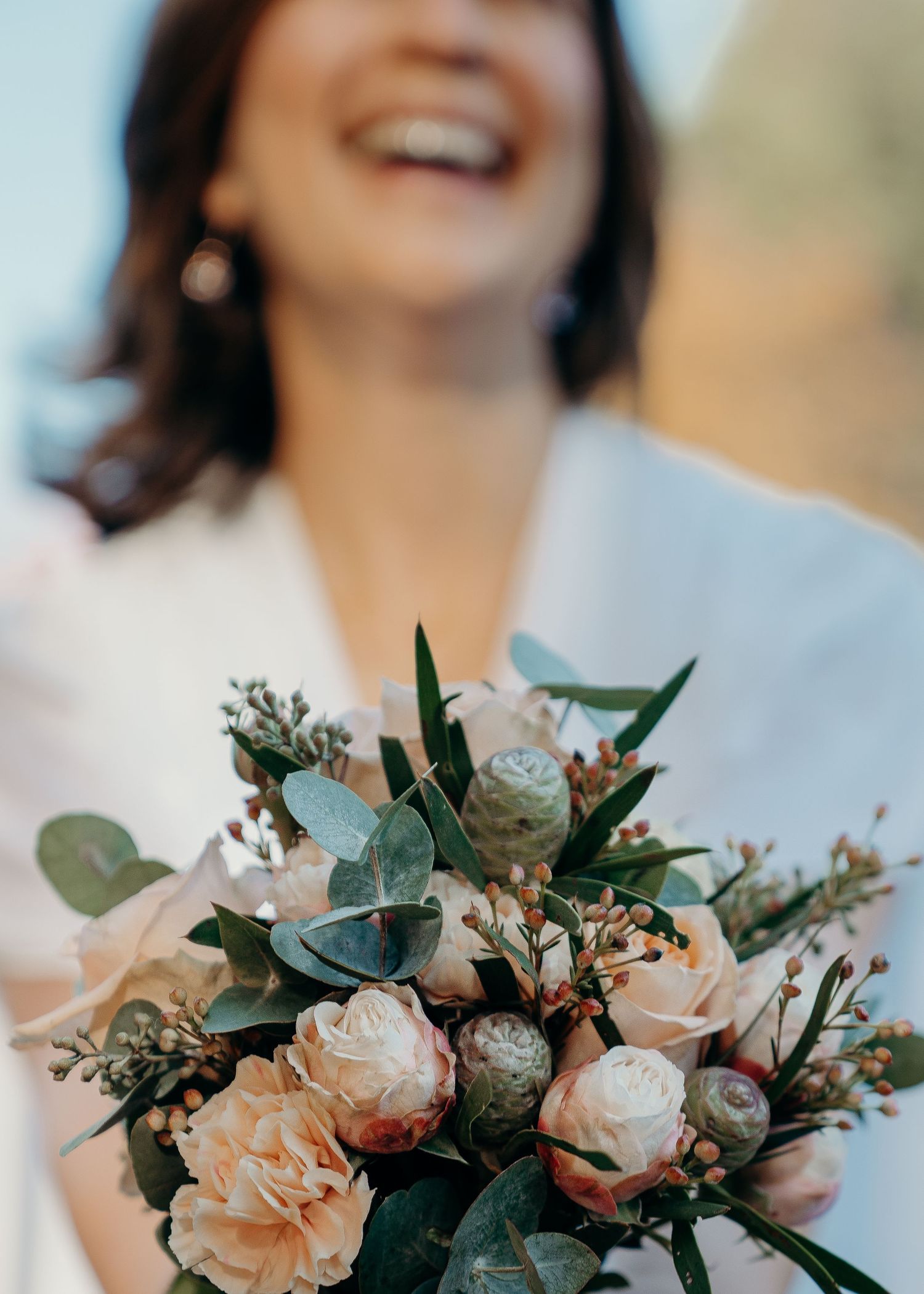 Prachtig bruidsboeket met perzikkleurige rozen en eucalyptus – bruidsfotografie, bridal details, trouwdag, Nederland