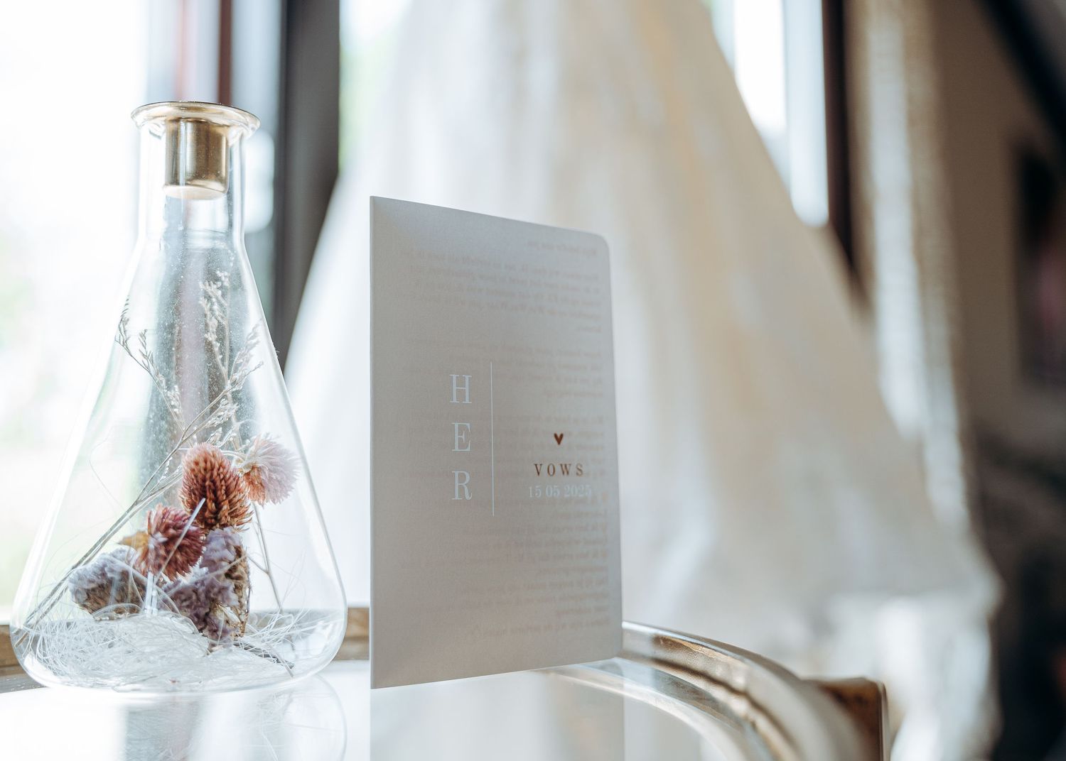 Trouwdagdetails met geloften op reflecterend oppervlak en trouwjurk op de achtergrond –bruidsfotografie, bridal details, trouwdag, Nederland