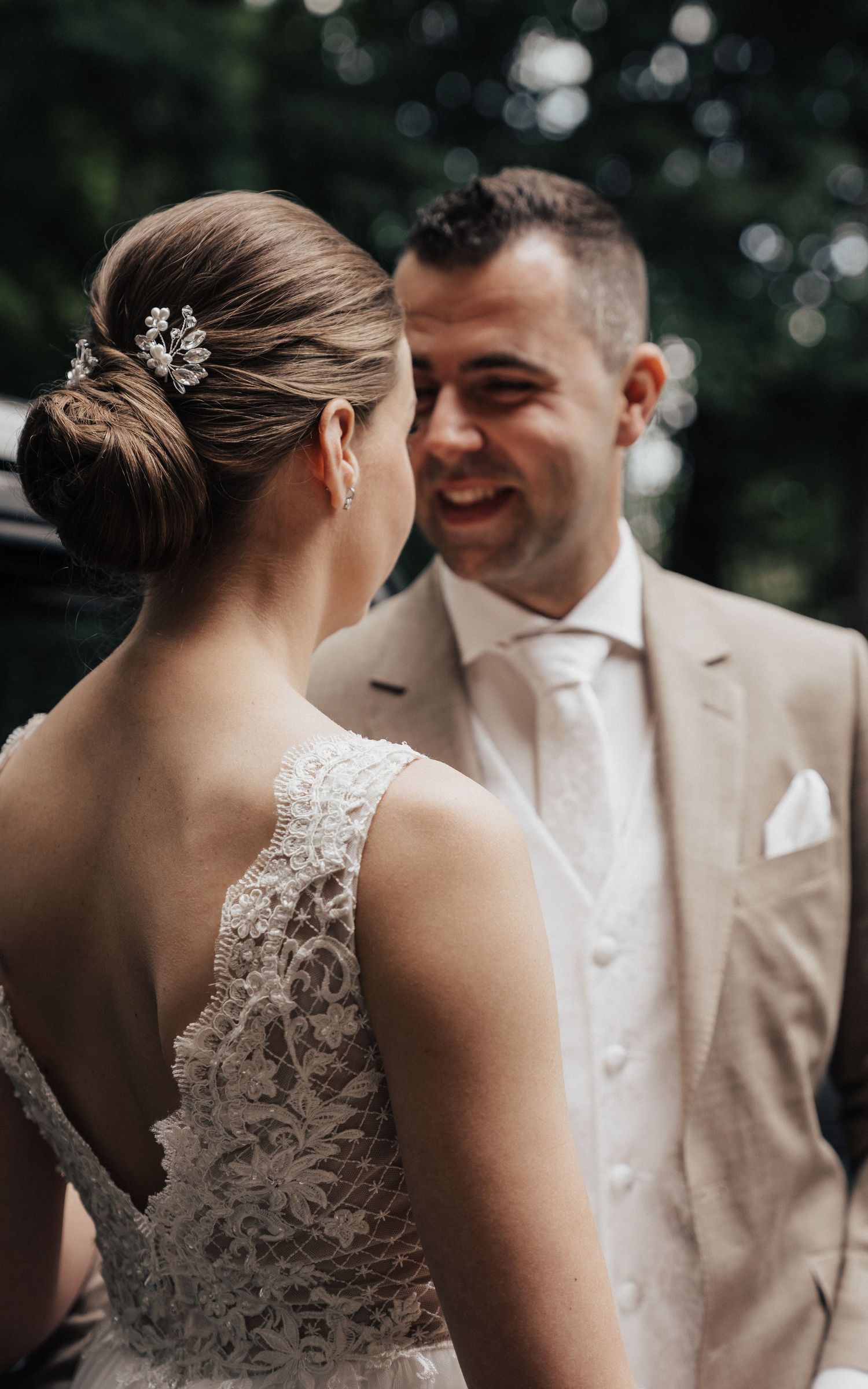 Intiem trouwportret met liefdevol moment tussen bruid en bruidegom in natuurlijk licht – bruidsfotografie, trouwdag, Nederland