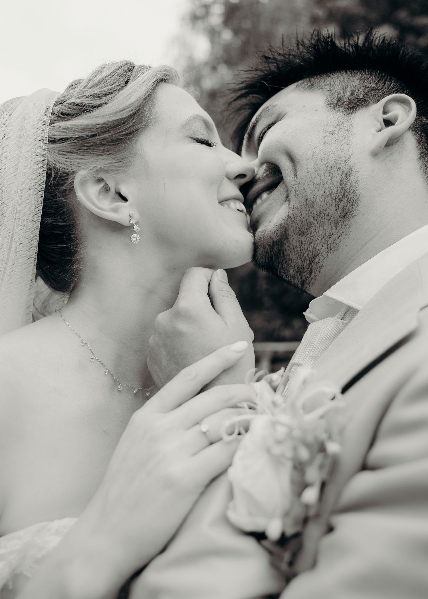 Close-up zwart-wit van een liefdevolle kus tussen pasgetrouwden – bruidsfotografie, trouwdag, romantisch, Nederland