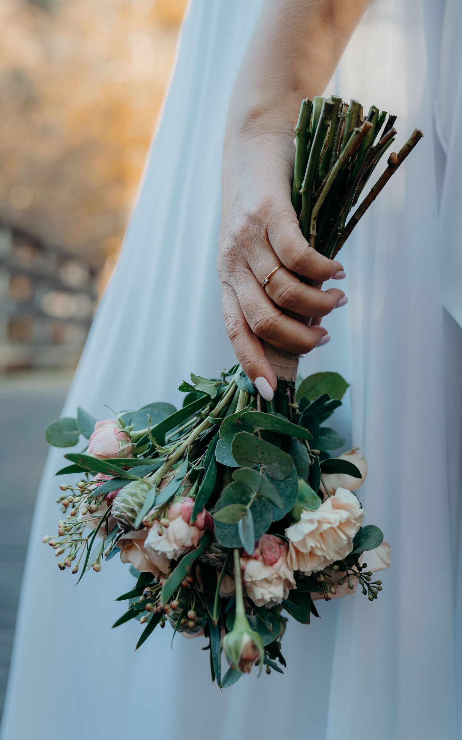 Close-up van bruidsboeket met roze en witte rozen, vastgehouden door handen – bruidsfotografie, bridal details, trouwdag, Nederland