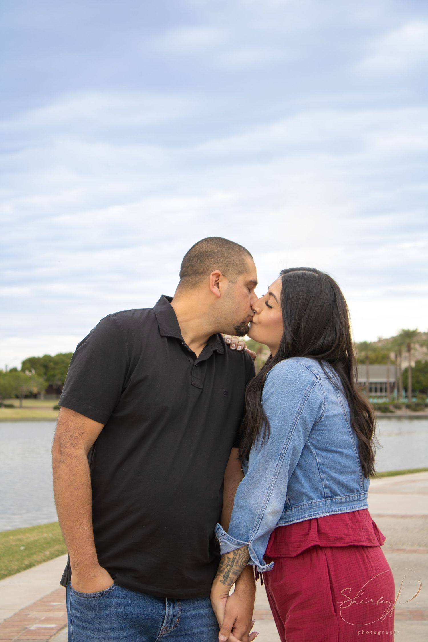 couple kissing