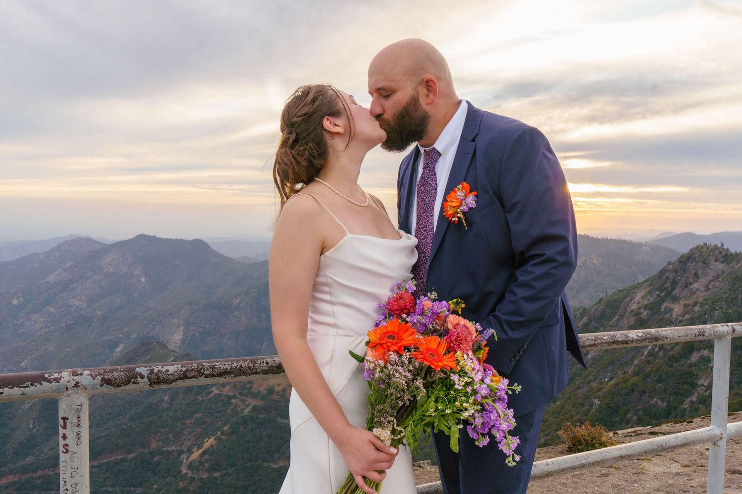Sequoia Moro Rock Elopement, Sequoia Elopement, Séquoia Summer Elopement, Elopement Bouquet