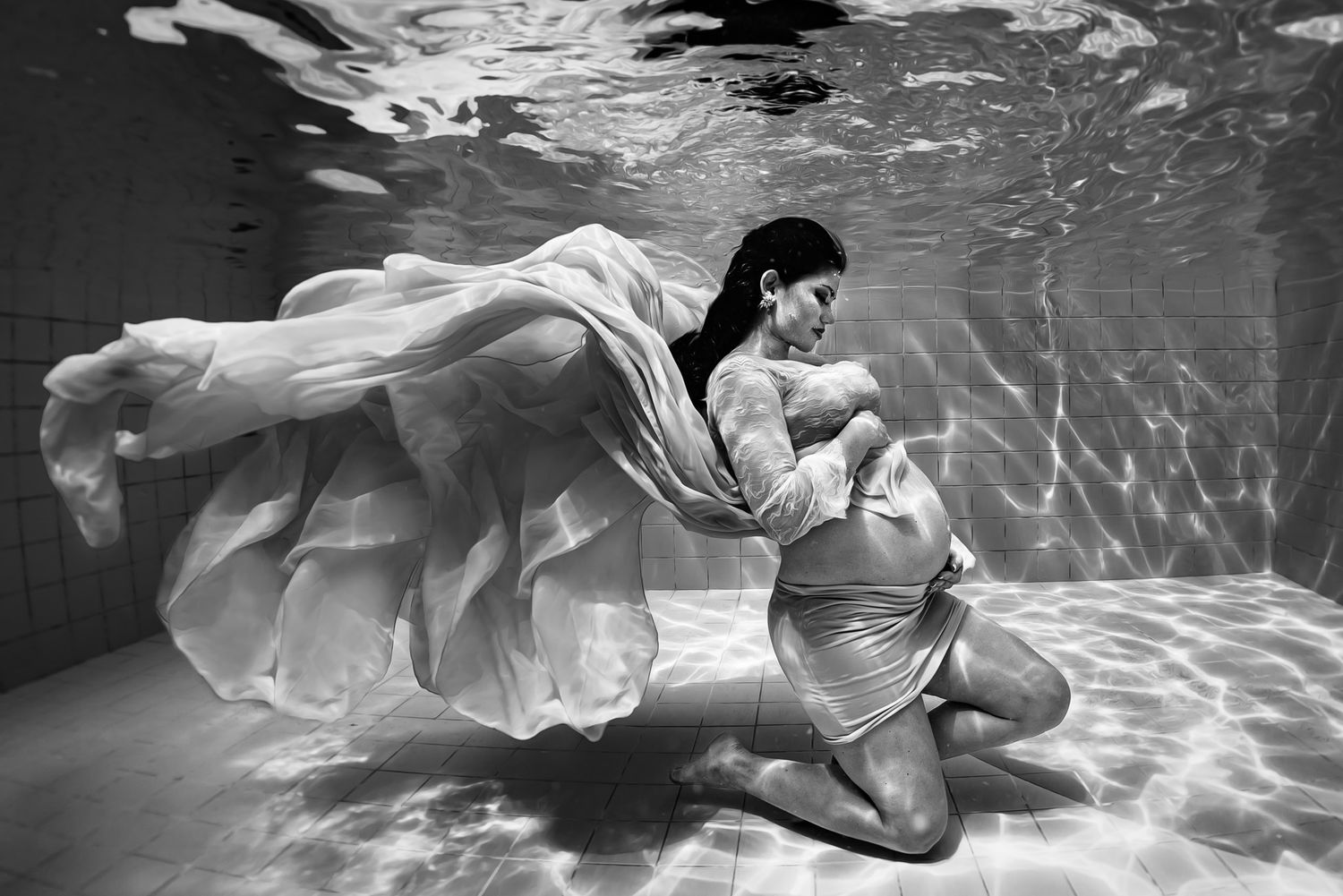 Artistic underwater couples portraits on Vancouver Island