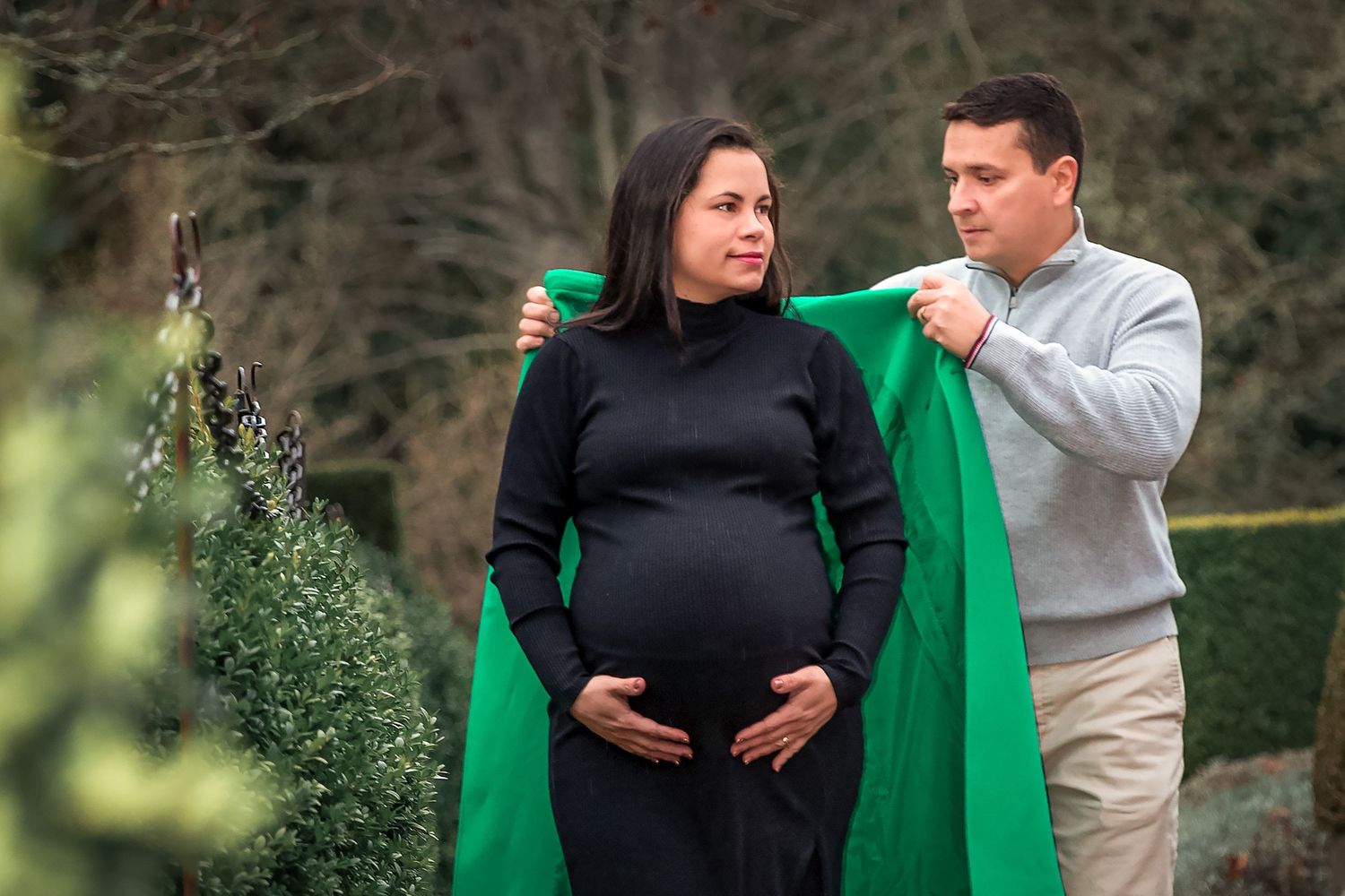 Timeless maternity portraits in Vancouver Island park
