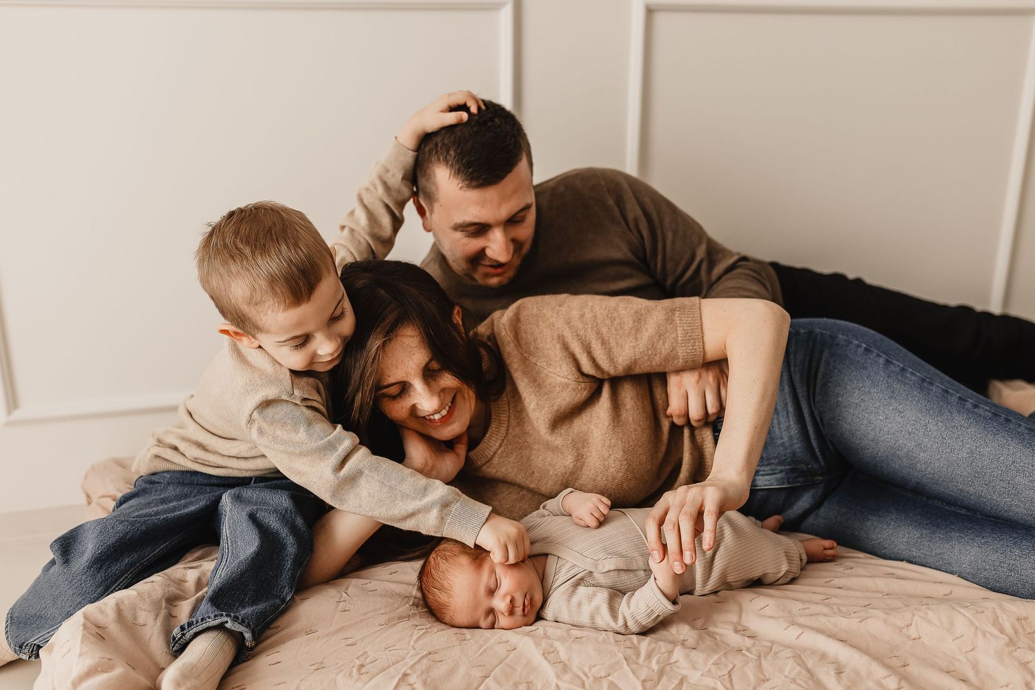 sesja rodzinna z noworodkiem, sesja rodzinna w studio, fotografka Bieruń, sesja rodzinna Tychy, sesja noworodkowa w studio, sesja lifestyle