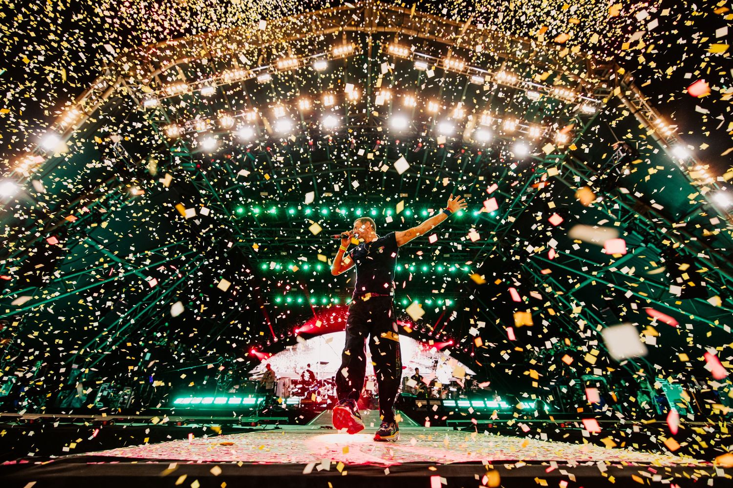 Spectacular golden confetti shower during a live performance with Coldplay at Glastonbury, directed by Ant Barrett (RESOLVE FILM)