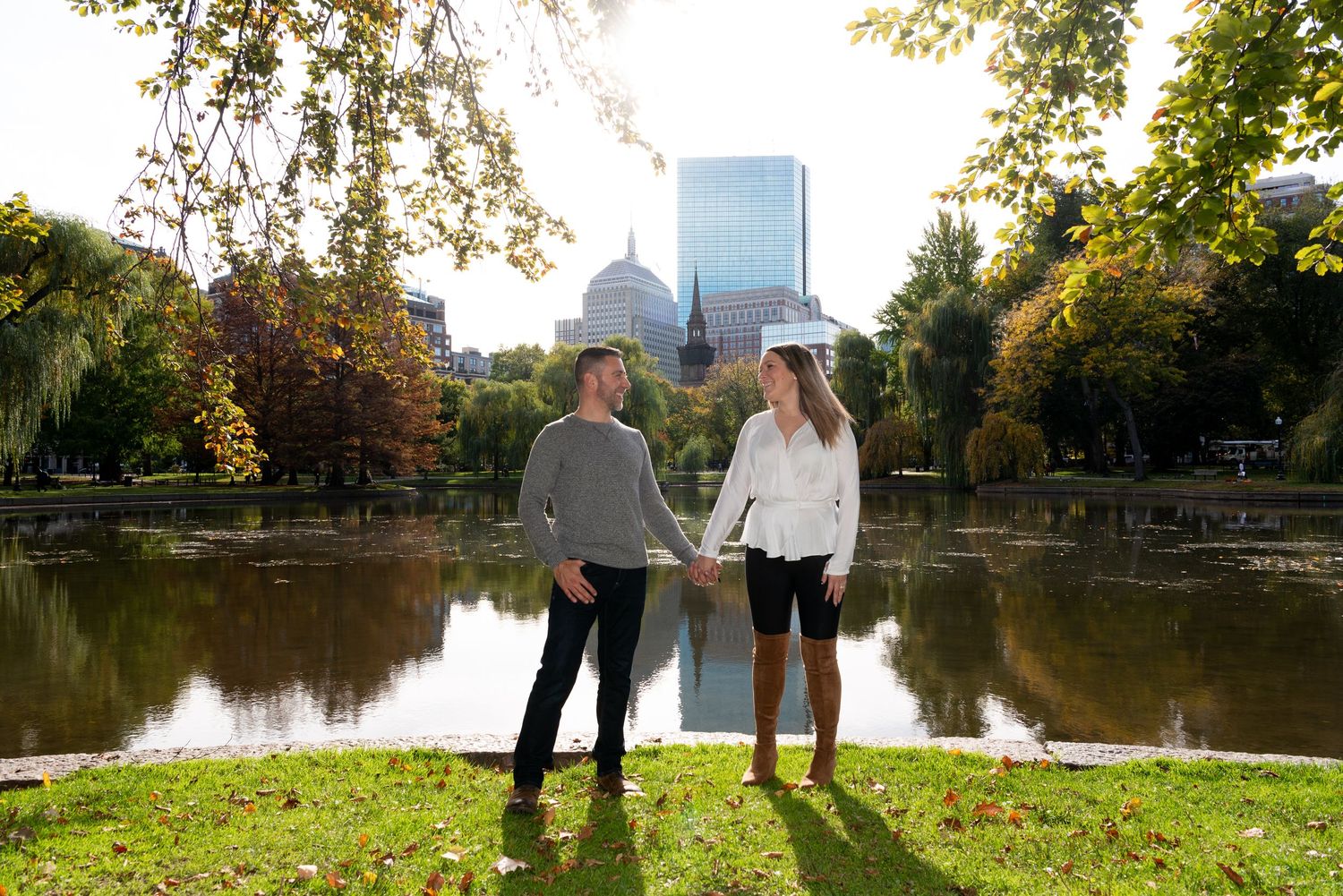 Vacation Portraits at the Boston Public Garden. Mini Session in Boston with a couples photoshoot by Leah Ramuglia Photography.