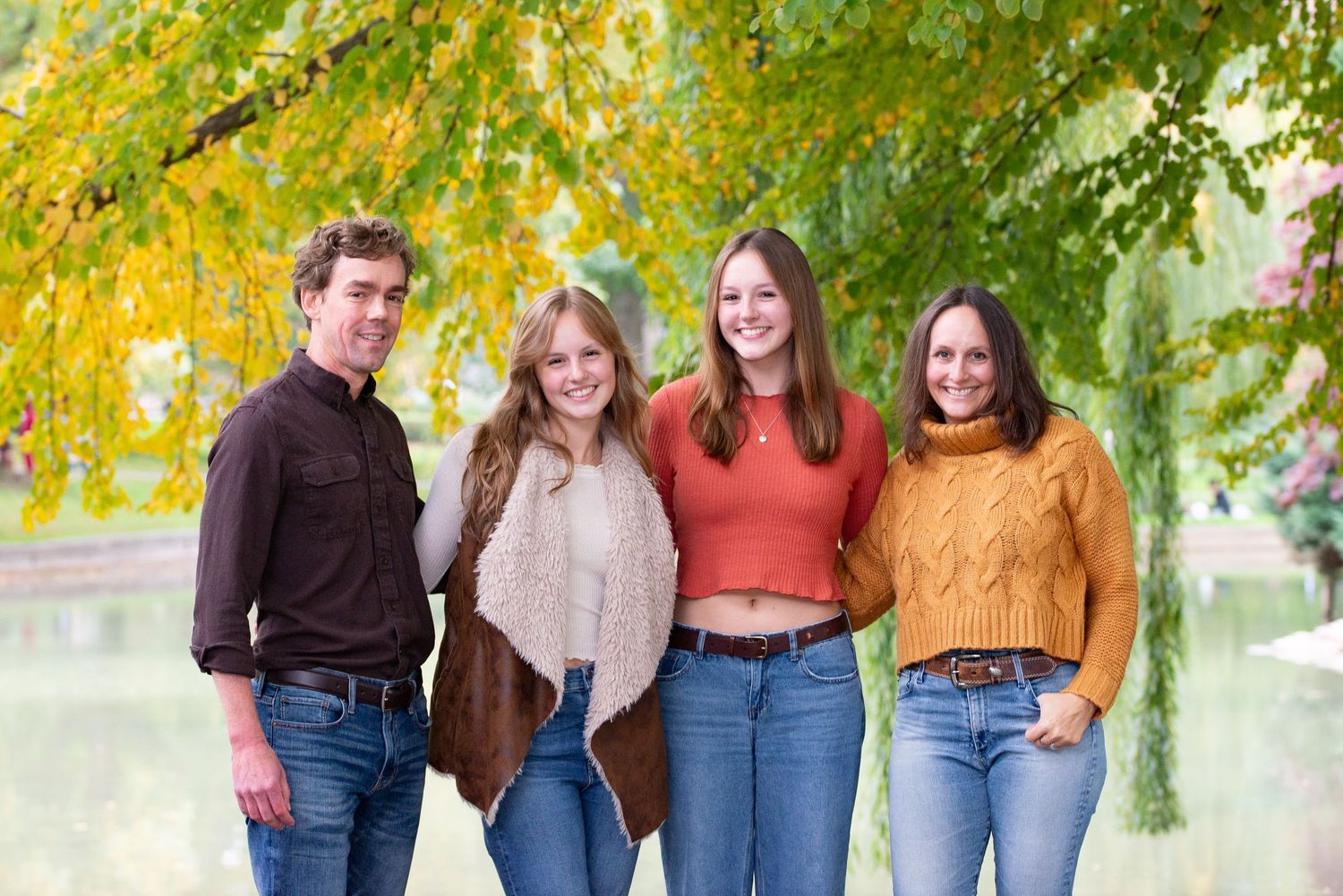 Fall Foliage Photo Mini Sessions at the Boston Public Garden with Leah Ramuglia Photography. Check dates, foliage is limited!