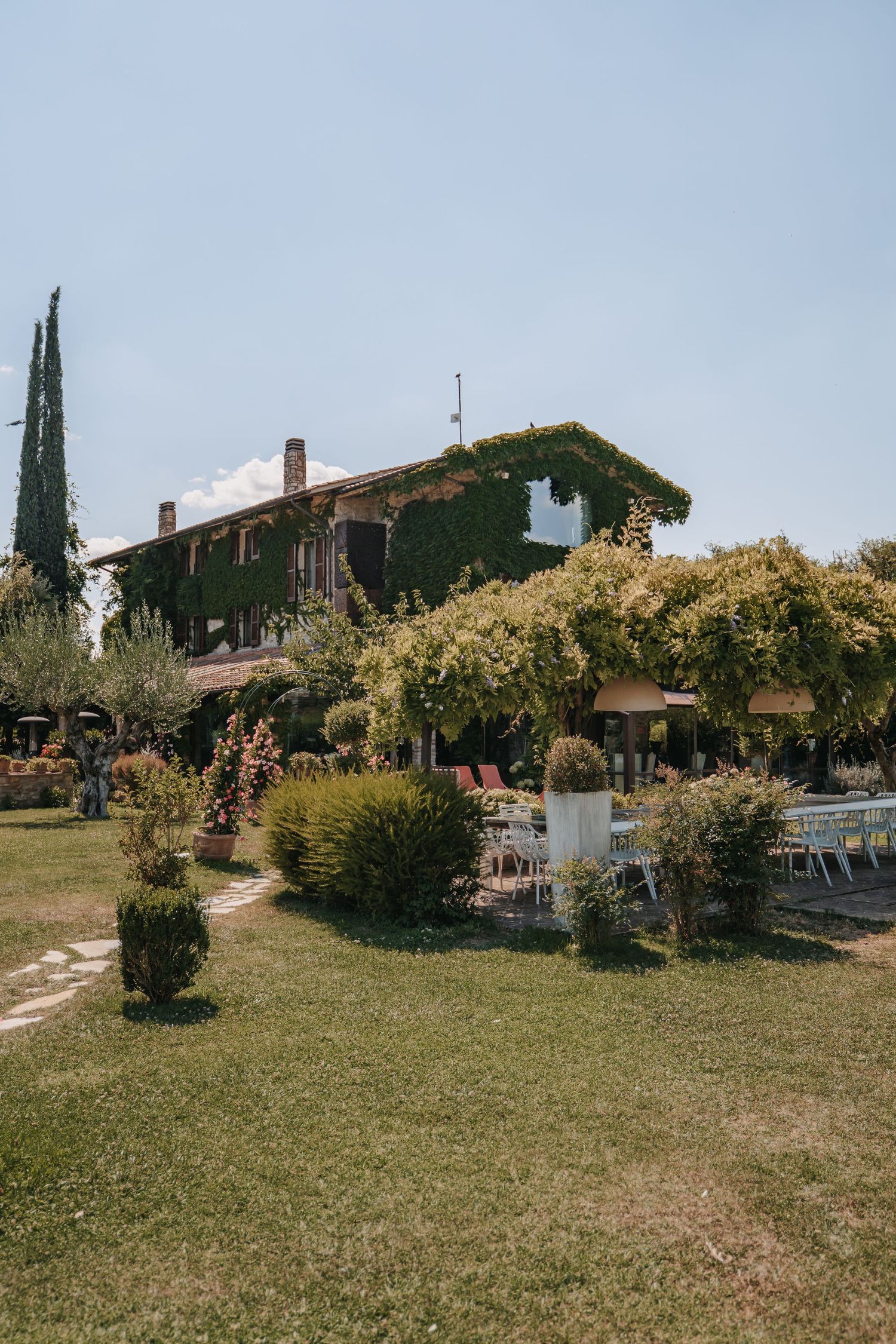 Italienische Steinvilla mit Garten als Hochzeitslocation