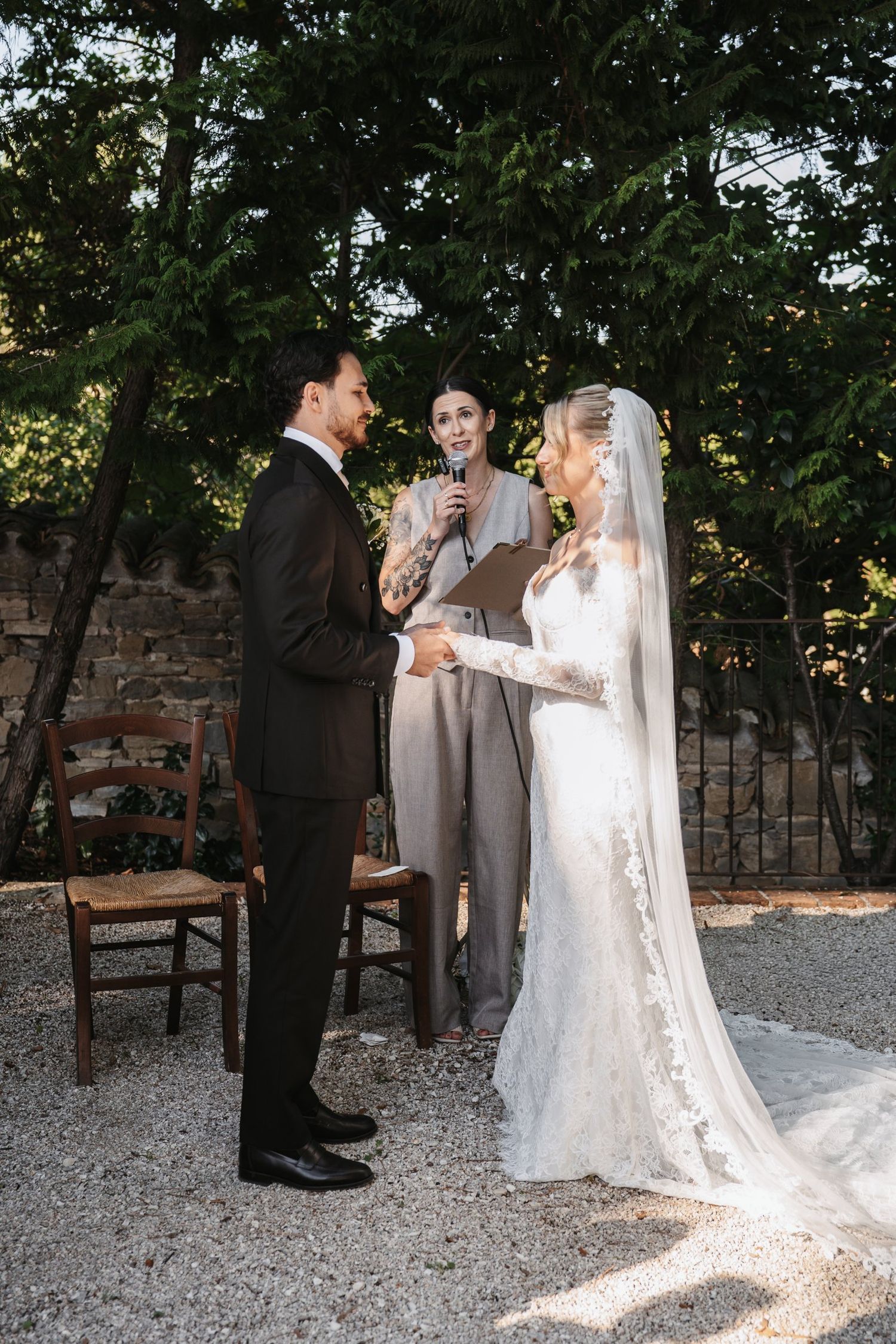 Alana hält die Trauung von Steven und Eileen im Garten der Villa Teloni