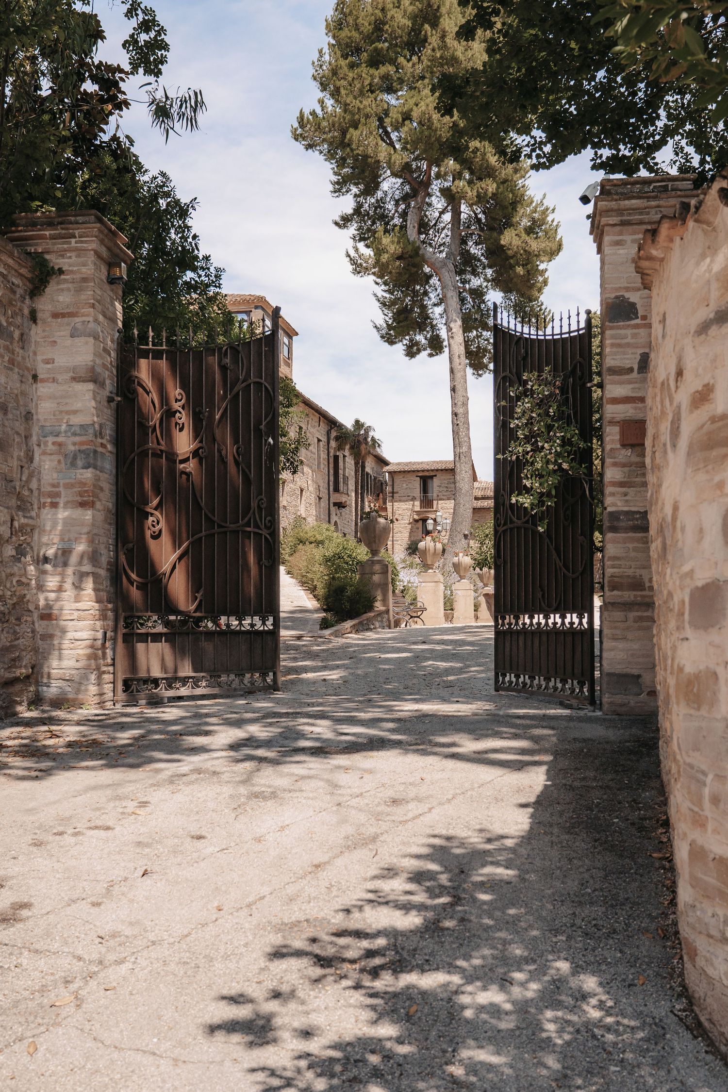 Sonnige Gasse zwischen Natursteinmauern in einem italienischen Dorf