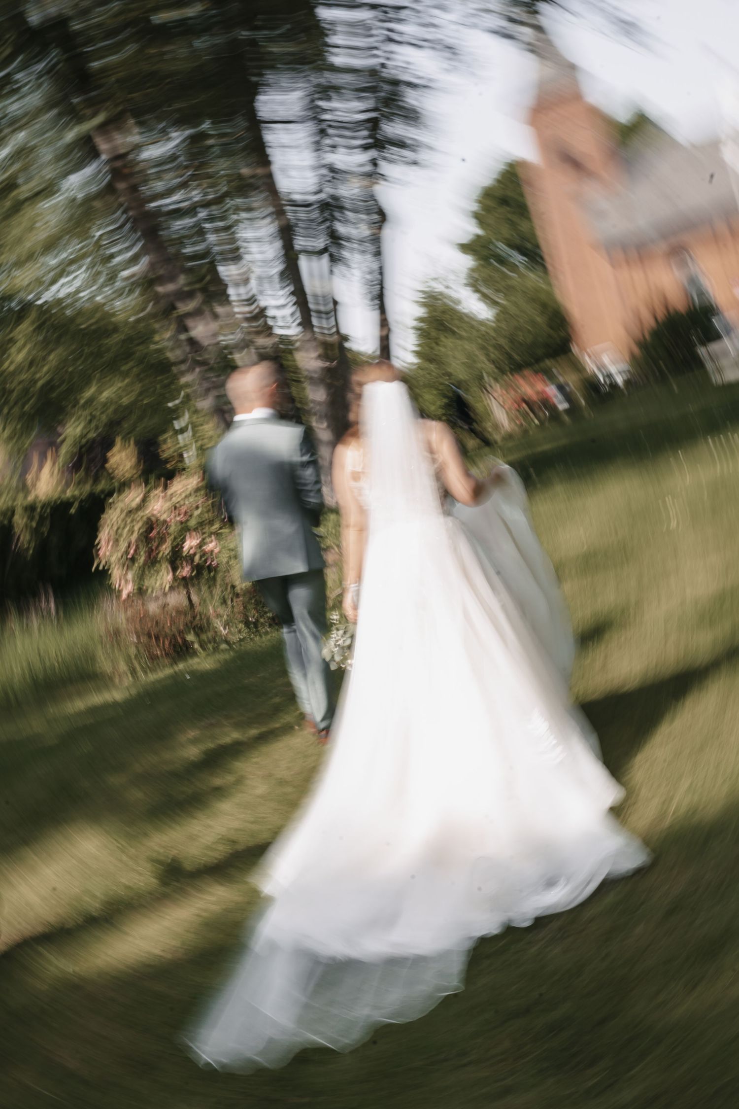 Felicitas und René laufen durch den Garten, Aufnahme mit Bewegungsunschärfe