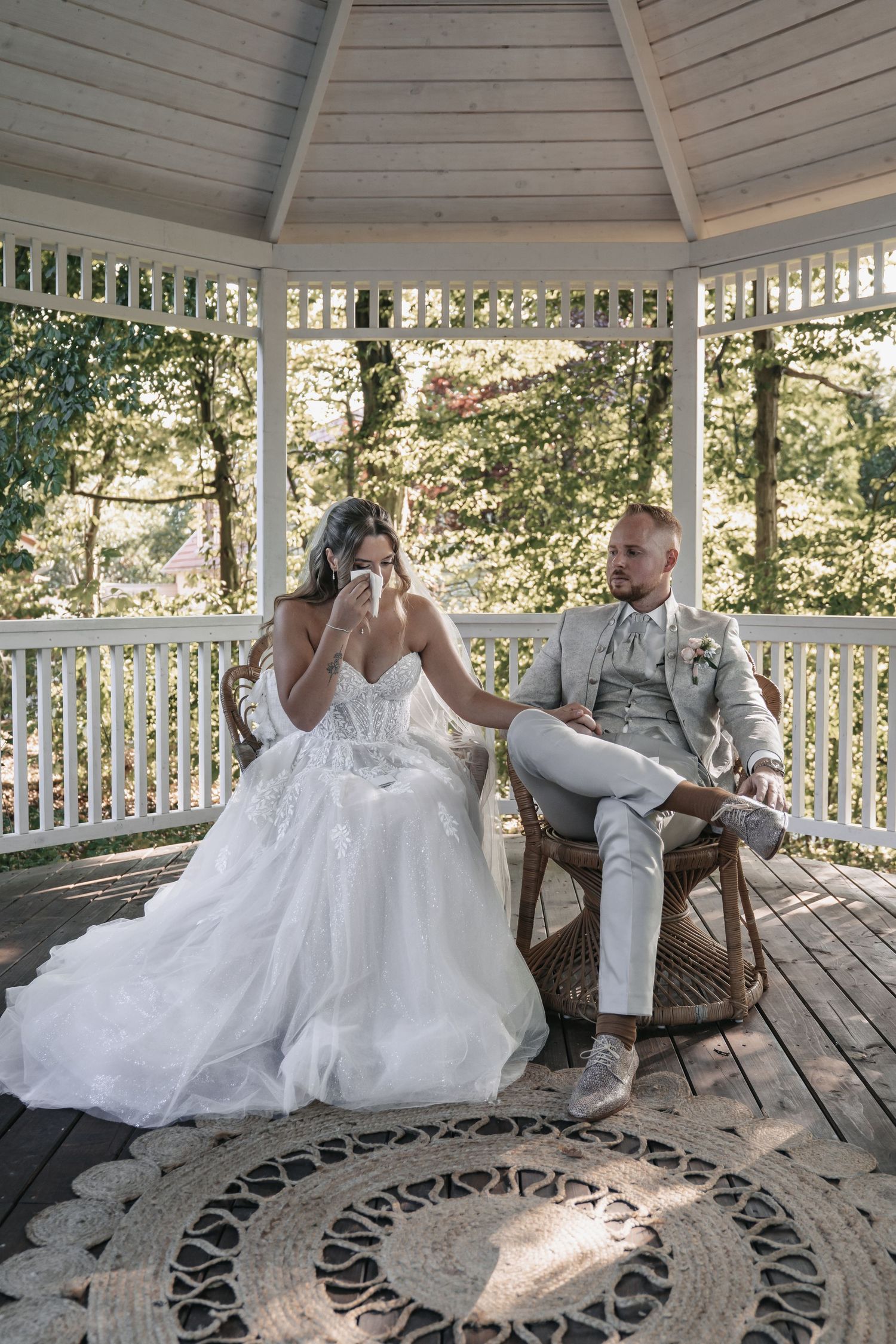 Jenny und Felix in einem Pavillon im Grünen