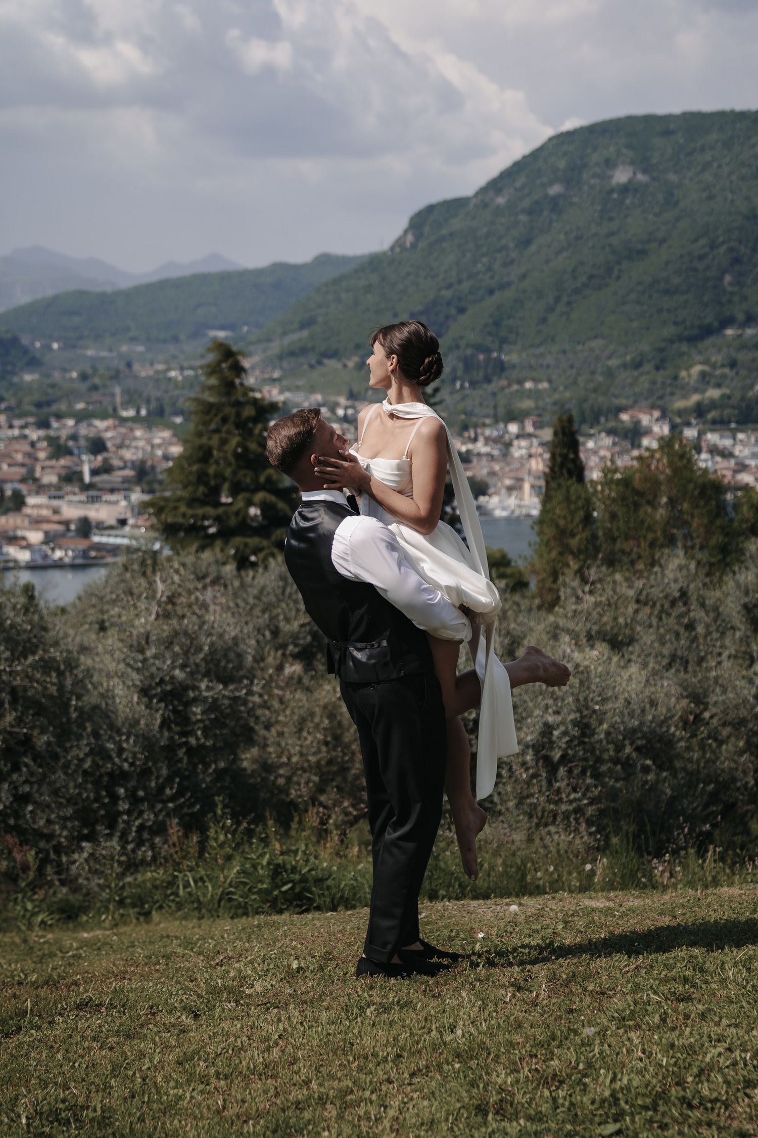 Brautpaar über dem Gardasee, Destination Wedding Fotografie in Italien