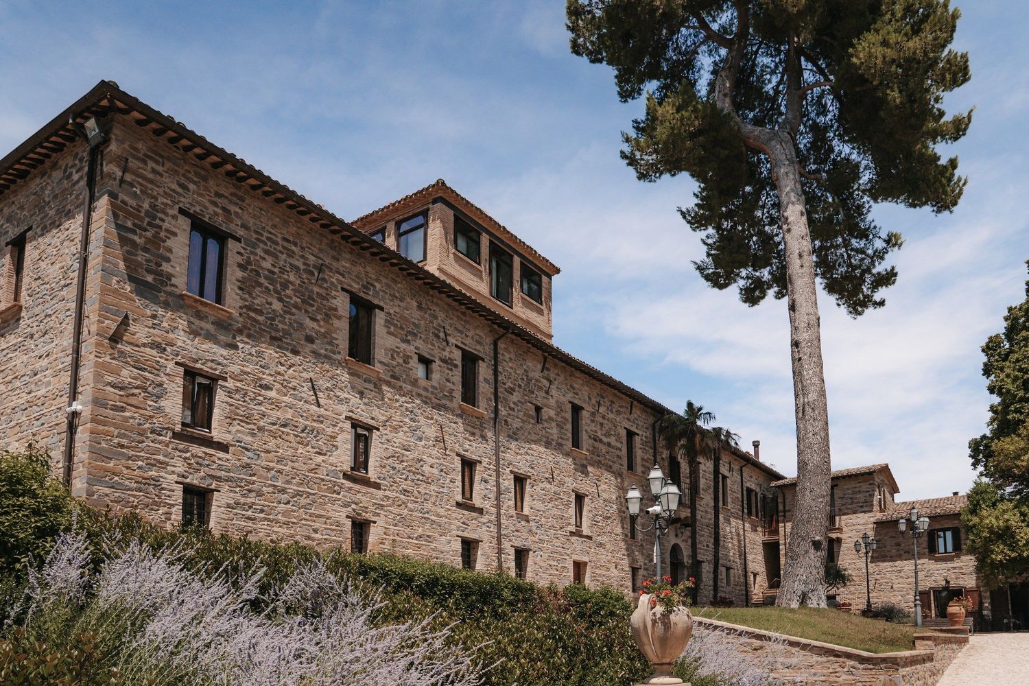 Altes Steinhaus in Italien mit Zypresse