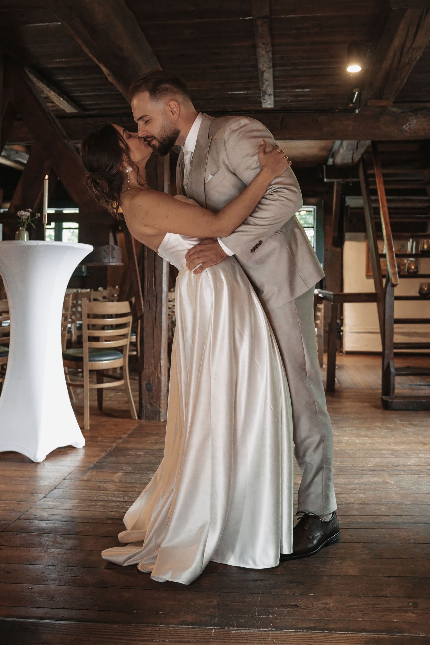Brautpaar beim Eröffnungstanz in der Hochzeitsscheune